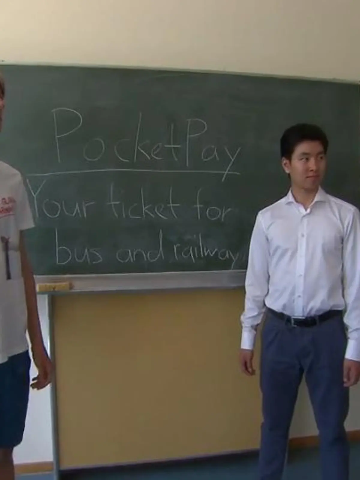 Wer kennt es nicht: Die Bahn fährt ein, es muss noch schnell ein Ticket her und der Automat streikt mal wieder. Doch die lästige Suche nach Münzen in den Tiefen der Hosentasche hat vielleicht schon bald ein Ende! Die 16-jährigen Schüler der Dreieich-Schule David und Liam aus Langen präsentieren die Lösung. Mit ihrem Pilotprojekt „Pocket Pay“, einem kontaktlosen Bezahlsystem für den öffentlichen Nahverkehr, holten sie bereits in der ersten Phase des Wettbewerbs den ersten Platz. Schon bald gehen sie beim Bundesfinale von Jugend gründet an den Start, wo sie auf einer sogenannten Investorenmesse ihre Idee einer Fachjury verkaufen werden.
