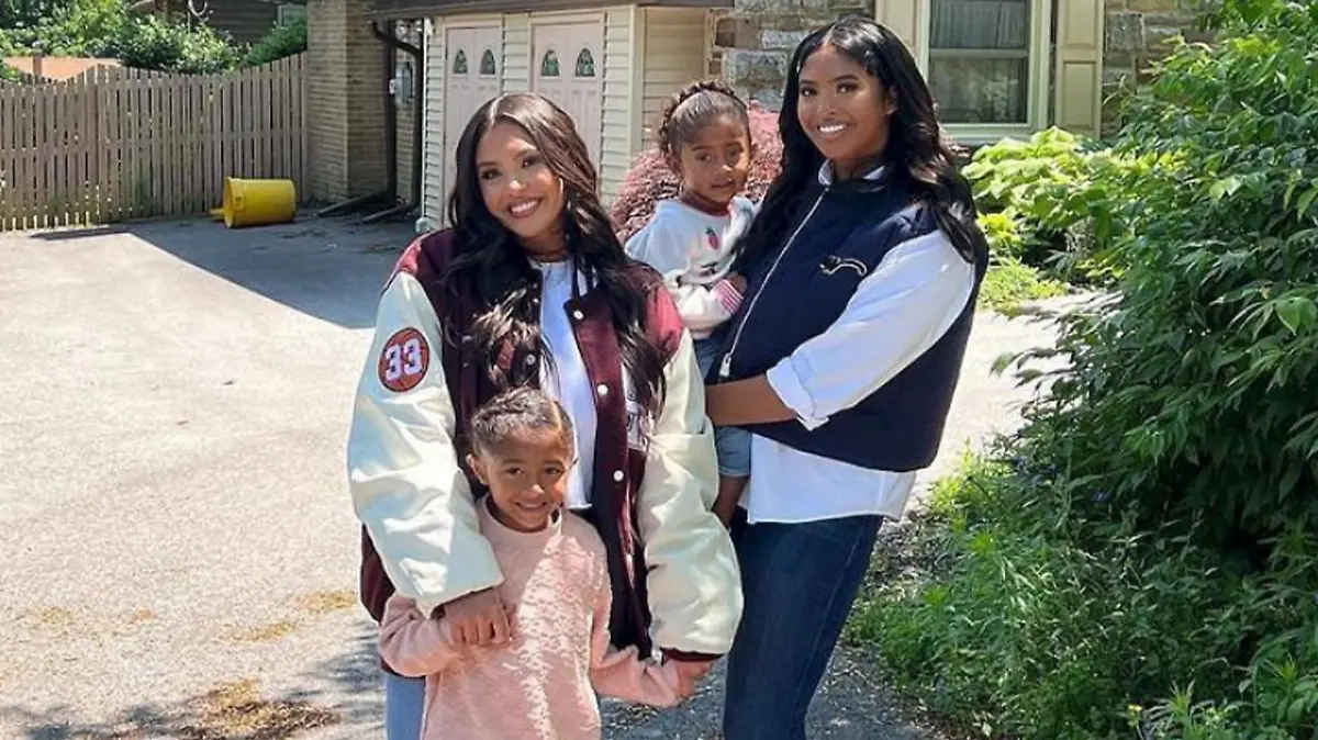 Familie Bryant vor Kobes Elternhaus.
