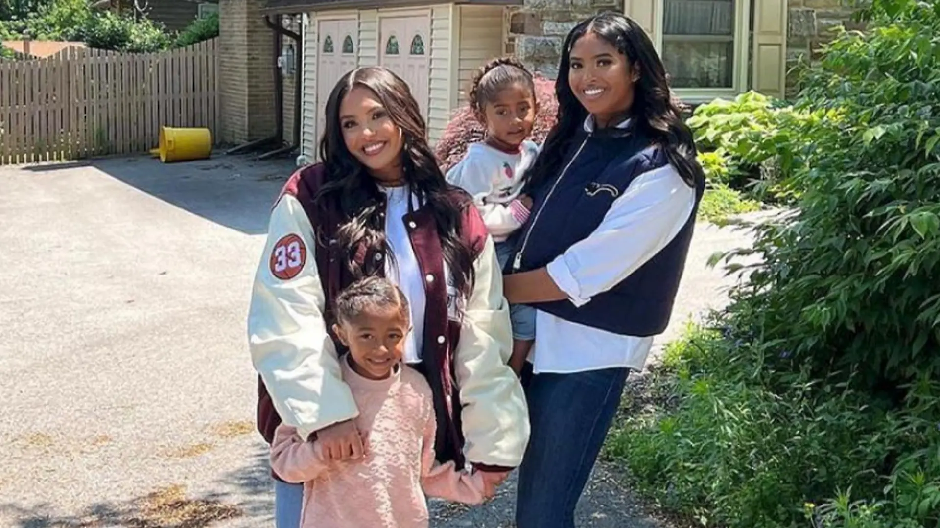 Familie Bryant vor Kobes Elternhaus.