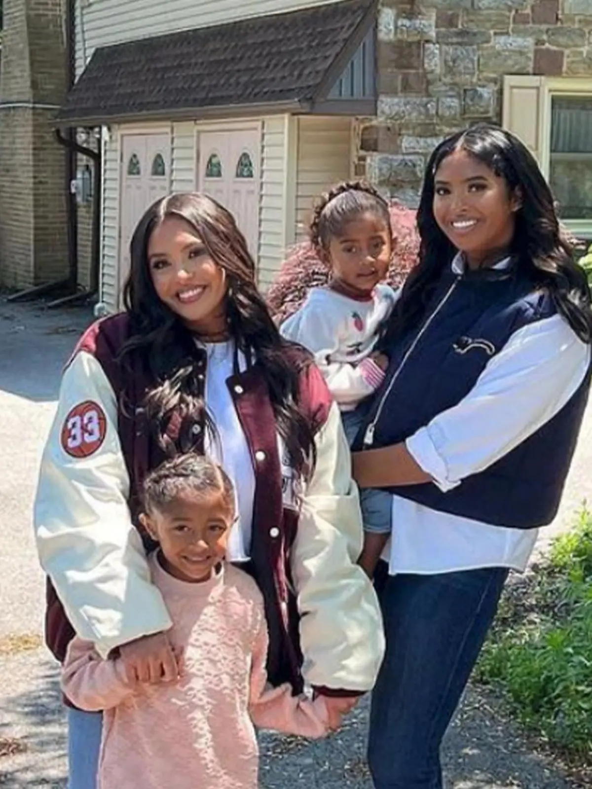 Familie Bryant vor Kobes Elternhaus.