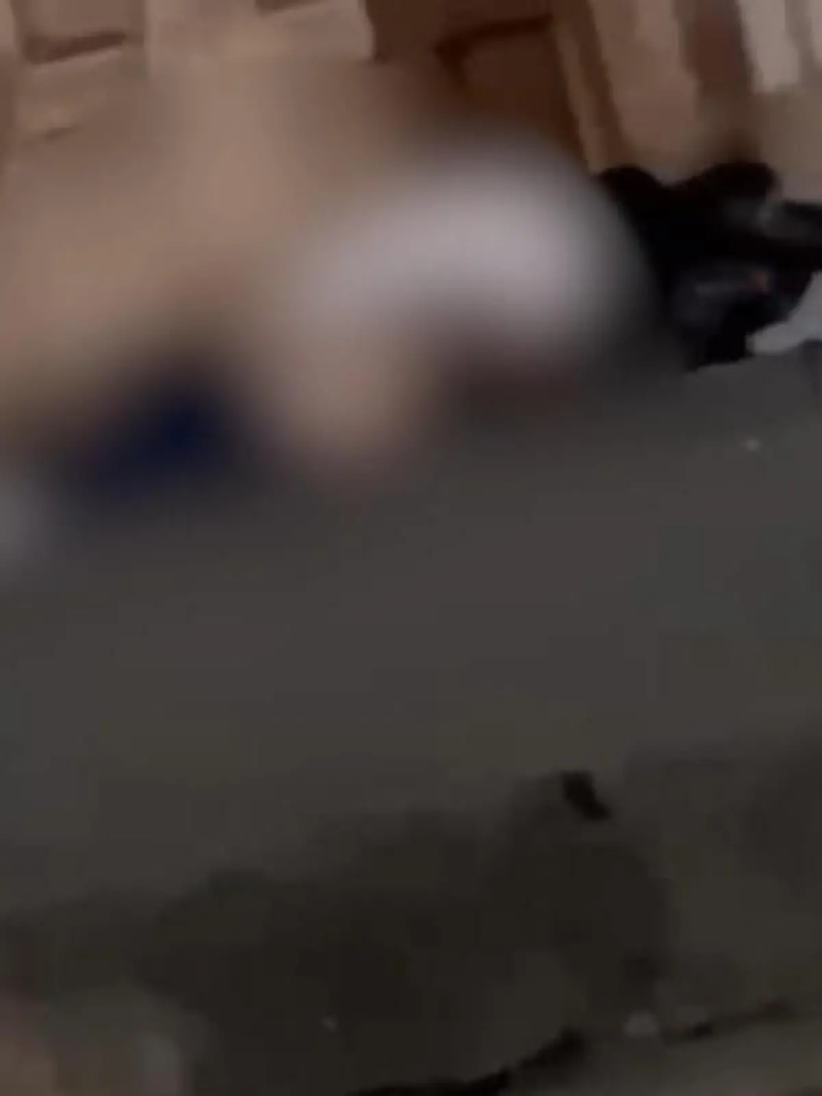 Zwei Turteltauben konnten es offenbar nicht länger aushalten: Im kolumbianischen La Mesa haben sie sich vor einer katholischen Kirche nieder gelassen und gesündigt. Schaulustige erfreuen sich an dem Bild und halten munter die Kamera drauf.