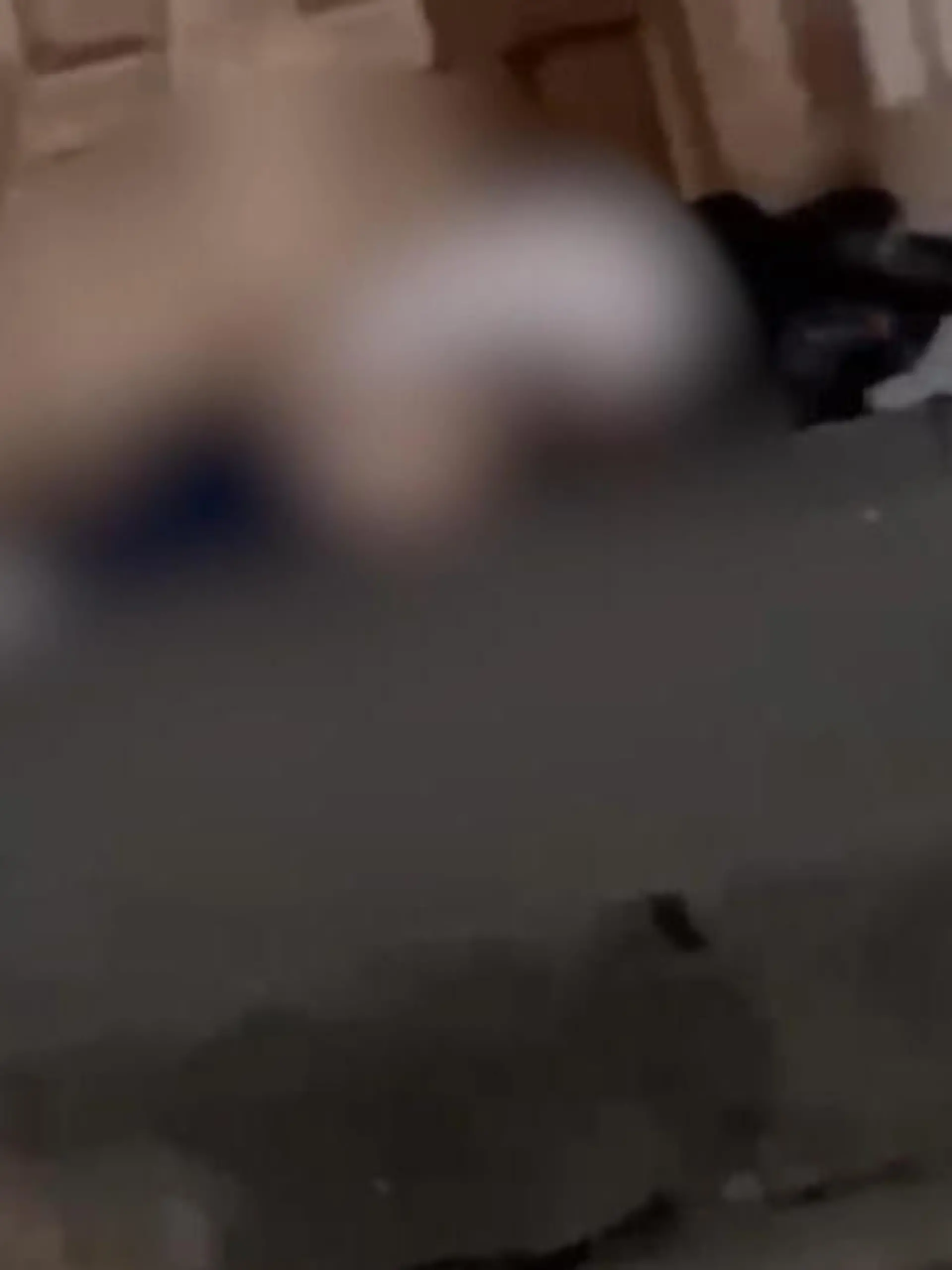 Zwei Turteltauben konnten es offenbar nicht länger aushalten: Im kolumbianischen La Mesa haben sie sich vor einer katholischen Kirche nieder gelassen und gesündigt. Schaulustige erfreuen sich an dem Bild und halten munter die Kamera drauf.