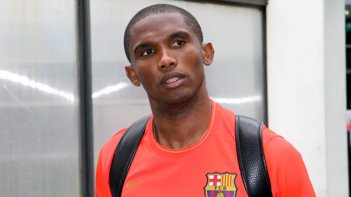 epa01744602 Barcelona's forward Samuel Eto'o looks on prior the departure of Champions League Final winner FC Barcelona, at the 'Leonardo da Vinci' International Airport in Fiumicino, near Rome, Italy, 28 May 2009. EPA/TELENEWS