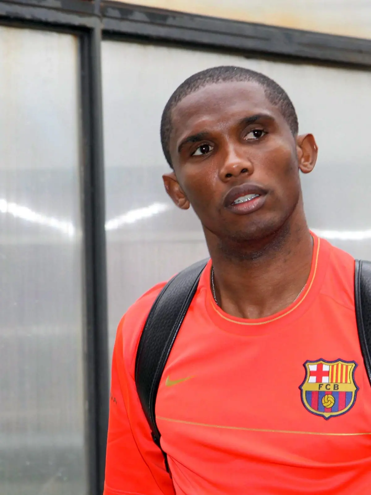 epa01744602 Barcelona's forward Samuel Eto'o looks on prior the departure of Champions League Final winner FC Barcelona, at the 'Leonardo da Vinci' International Airport in Fiumicino, near Rome, Italy, 28 May 2009. EPA/TELENEWS