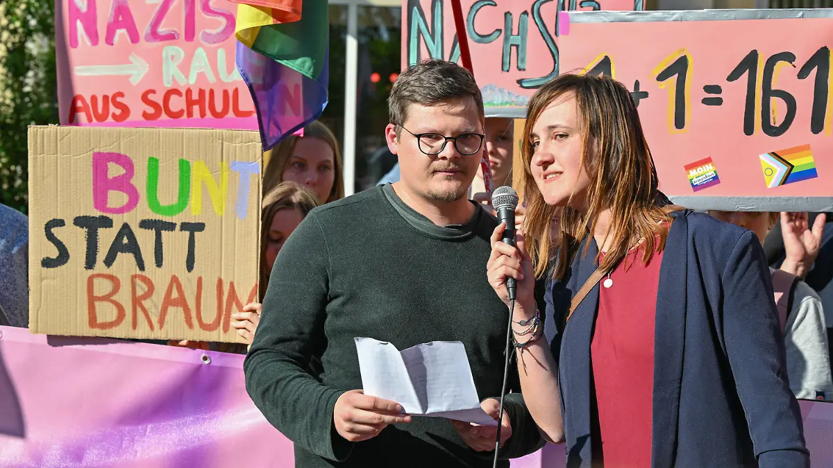 ARCHIV - 09.05.2023, Brandenburg, Cottbus: Der Lehrer Max Teske und seine Kollegin Laura Nickel hatten vor etwa drei Monaten einen zunächst anonymen Brandbrief über rechtsextreme Vorfälle an ihrer Schule in Burg veröffentlicht und damit ein breites Medienecho ausgelöst. Am Mittwoch erklärten beide, dass sie die Schule wegen starker Anfeindungen aus der rechten Szene verlassen wollen. Die beiden Lehrer sprechen bei einer Demonstration im Mai «Vielfalt statt Einfalt - Schule ohne Diskriminierung» vor dem Schulamt in Cottbus. (zu dpa: «Burger Ex-Lehrer wirft Schulbehörden Versäumnisse vor») Foto: Patrick Pleul/dpa +++ dpa-Bildfunk +++