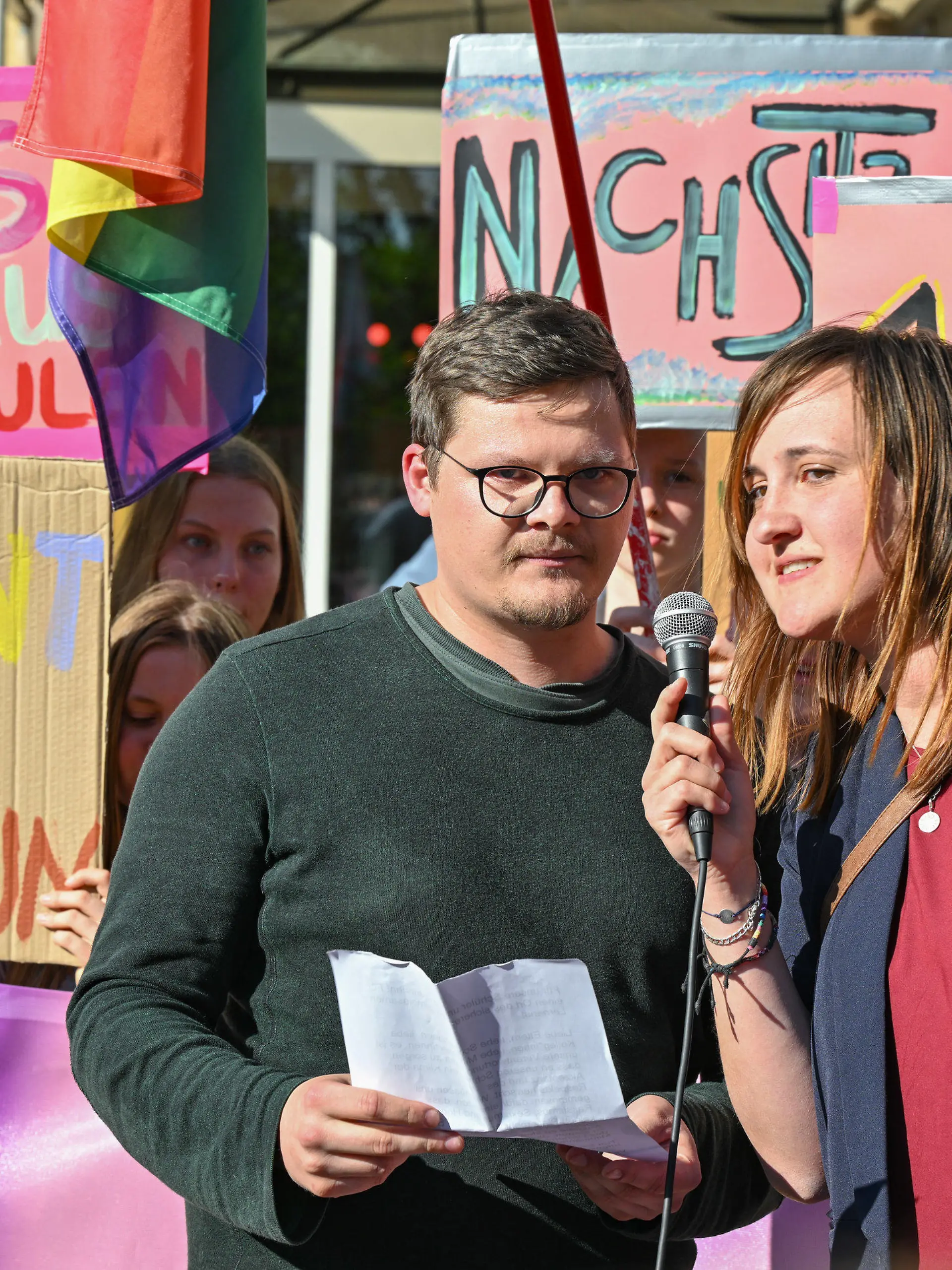 ARCHIV - 09.05.2023, Brandenburg, Cottbus: Der Lehrer Max Teske und seine Kollegin Laura Nickel hatten vor etwa drei Monaten einen zunächst anonymen Brandbrief über rechtsextreme Vorfälle an ihrer Schule in Burg veröffentlicht und damit ein breites Medienecho ausgelöst. Am Mittwoch erklärten beide, dass sie die Schule wegen starker Anfeindungen aus der rechten Szene verlassen wollen. Die beiden Lehrer sprechen bei einer Demonstration im Mai «Vielfalt statt Einfalt - Schule ohne Diskriminierung» vor dem Schulamt in Cottbus. (zu dpa: «Burger Ex-Lehrer wirft Schulbehörden Versäumnisse vor») Foto: Patrick Pleul/dpa +++ dpa-Bildfunk +++