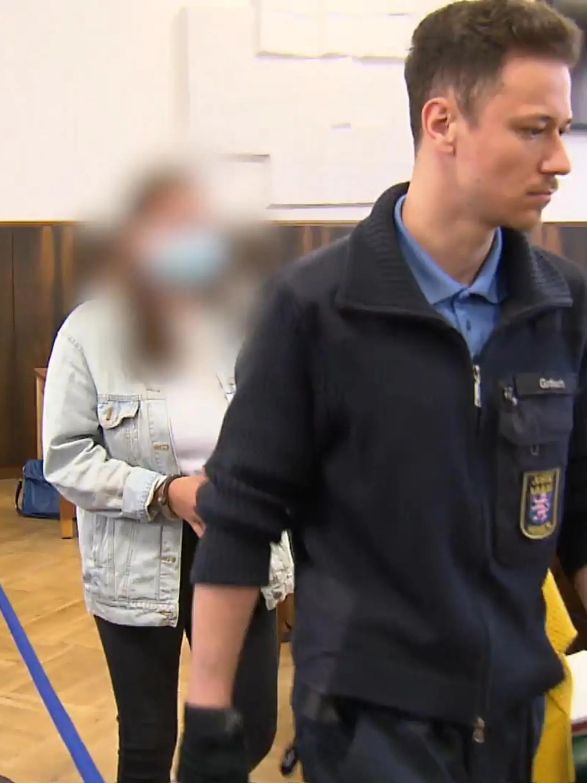 Im September 2021 wurde die damals 20-jährige Yasmin K. leblos in ihrer Wohnung im hessischen Rödermark aufgefunden. Die Polizei sprach damals von „scharfer Gewalteinwirkung“ und nahm kurze Zeit später ihre Partnerin und Mitbewohnerin Chantal S. fest. Zuvor soll sie vom Tatort geflohen sein. Nun steht sie vor dem Darmstädter Landgericht, die Staatsanwaltschaft wirft ihr vor, ihre Partnerin mit einem Messer umgebracht zu haben.