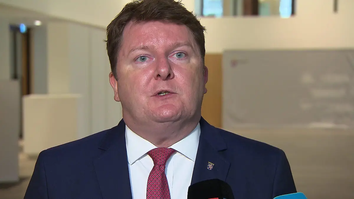 Ausschussvorsitzender Weiß (SDP) bemängelt das fehlende Polizeivideo, welches ein wesentlicher Fortschritt für die Ermittlungen sein könnte.