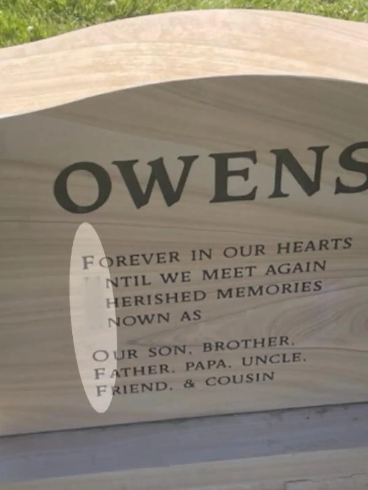 Diese Grabstein-Botschaft sollte eine Hommage an ihren verstorbenen Vater Steven Owens sein. Doch die Zeilen spalten die Gemeinde in Camp Township (USA).