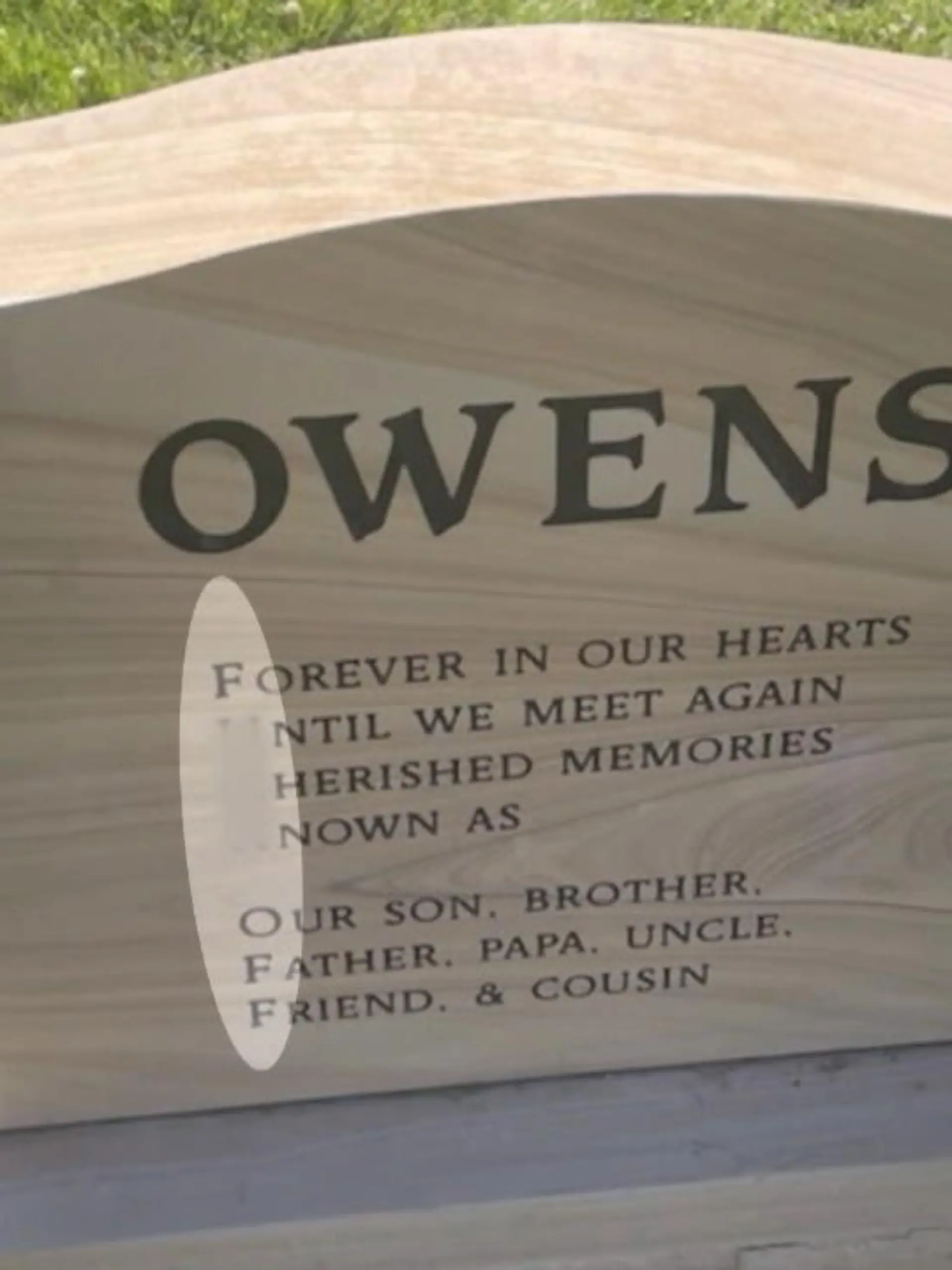 Diese Grabstein-Botschaft sollte eine Hommage an ihren verstorbenen Vater Steven Owens sein. Doch die Zeilen spalten die Gemeinde in Camp Township (USA).