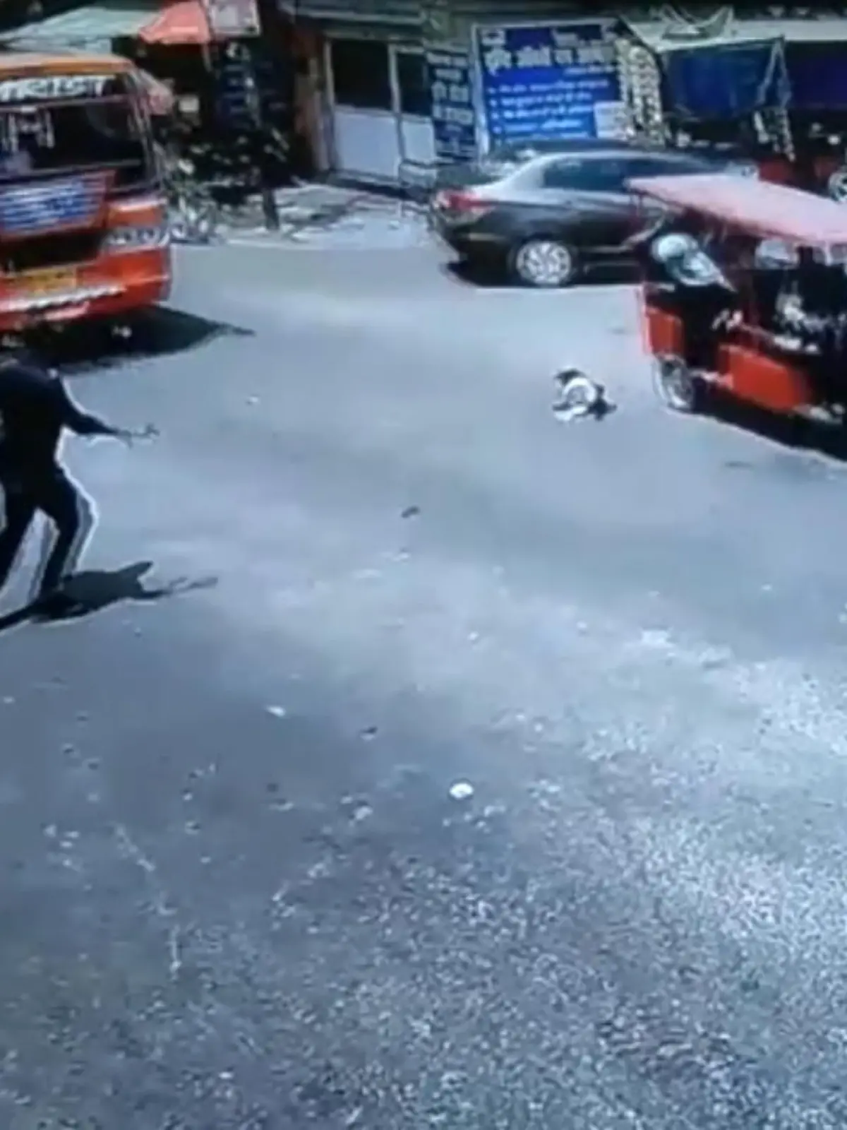 In Kashipur (Indien) ist ein Kind plötzlich aus dem Auto gefallen. Der Polizist bemerkt jedoch den Vorfall und rettet dem Kind das Leben.