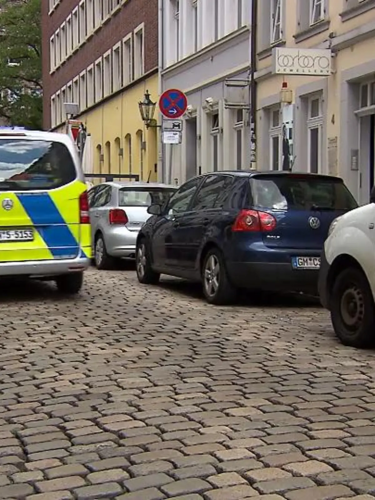 Bild zu: "Mutter sperrt 3-Jährige in Auto ein"