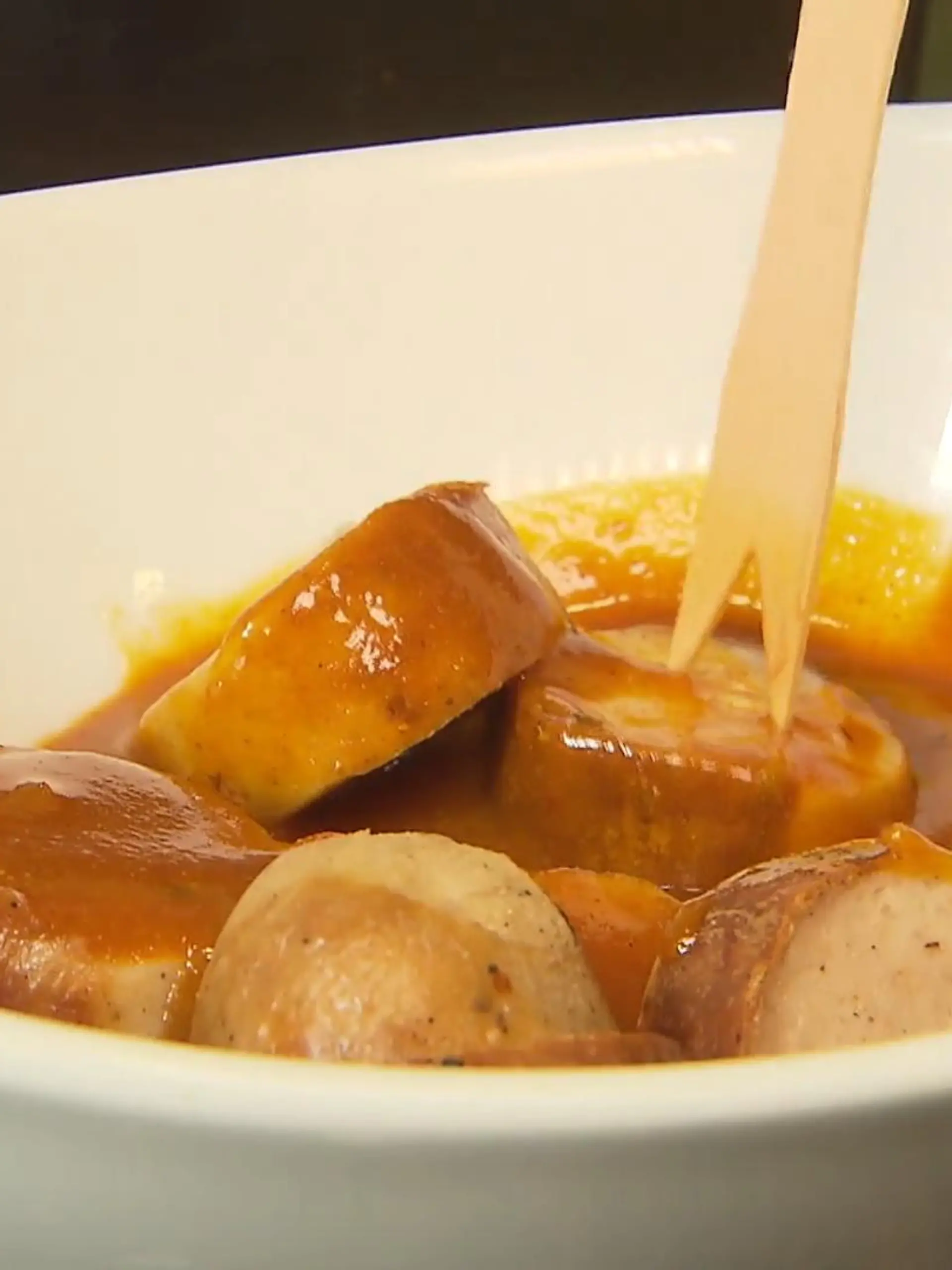 Bild zu: "Koch fordert Currywurst-Emoji"