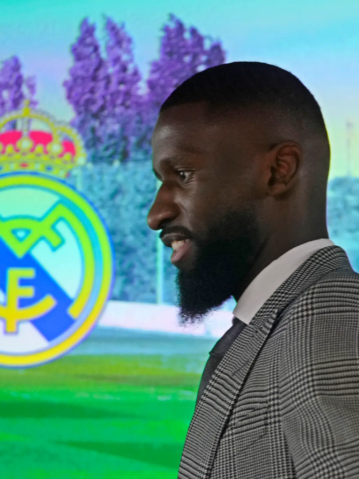 20.06.2022, Spanien, Madrid: Fußball: Spanien, Offizielle Vorstellung, Pressekonferenz: Antonio Rüdiger, Nationalspieler bei Real Madrid, kommt zu einer Pressekonferenz anlässlich seiner offiziellen Vorstellung im Verein. Rüdiger war nach fünf Jahren beim FC Chelsea ablösefrei zum Champions-League-Sieger gewechselt. Foto: Paul White/AP/dpa +++ dpa-Bildfunk +++