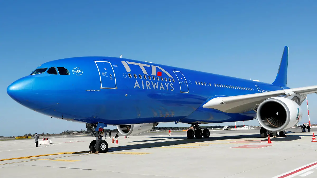 FILE PHOTO: A new state-owned Italian carrier Italia Trasporto Aereo plane with the new blue livery is seen at Fiumicino airport before a news conference to present the aircraft's new fleet, in Rome, Italy, March 1, 2022. REUTERS/Remo Casilli/File Photo
