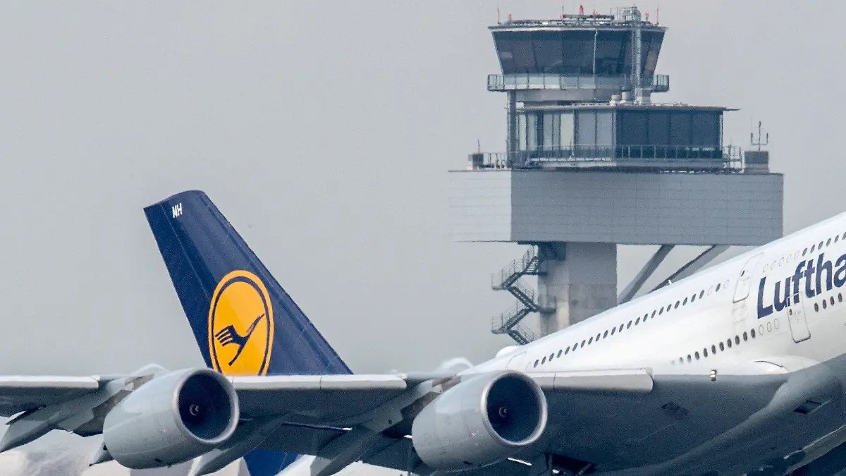 ARCHIV - Ein Flugzeug vom Typ Airbus A380-800 mit dem Namen «New York» der Lufthansa startet am 05.10.2015 auf dem Flughafen in Frankfurt am Main (Hessen). Die Lufthansa verlegt fünf ihrer größten Flugzeuge von Frankfurt nach München. (zu dpa «Lufthansa verlegt fünf Super-Jumbos von Frankfurt nach München» vom 13.06.2017) Foto: Boris Roessler/dpa +++(c) dpa - Bildfunk+++