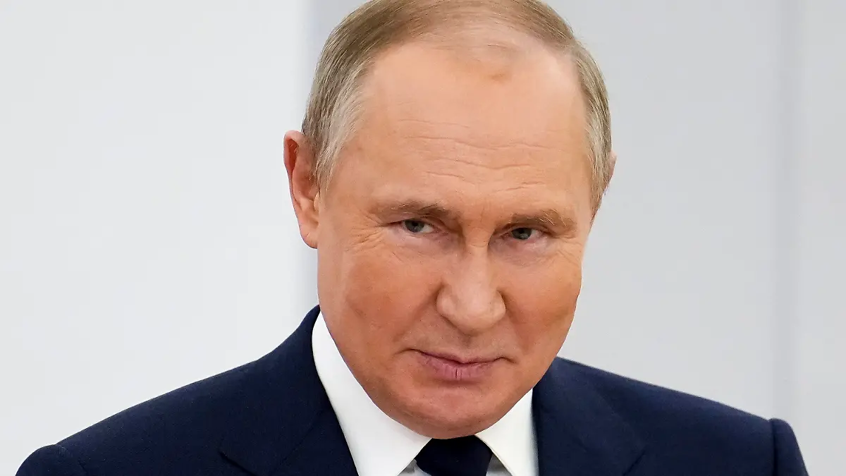 ARCHIV - 26.04.2022, Russland, Moskau: Wladimir Putin, Präsident von Russland, spricht während der Ehrung der Medaillengewinner der XXIV. Olympischen Winterspiele in Peking und der Mitglieder der russischen paralympischen Mannschaft durch das Russische Olympische Komitee im Kreml. (zu dpa "100 Tage Krieg in der Ukraine: Wie sich die Welt verändert hat") Foto: Alexander Zemlianichenko/AP/dpa +++ dpa-Bildfunk +++