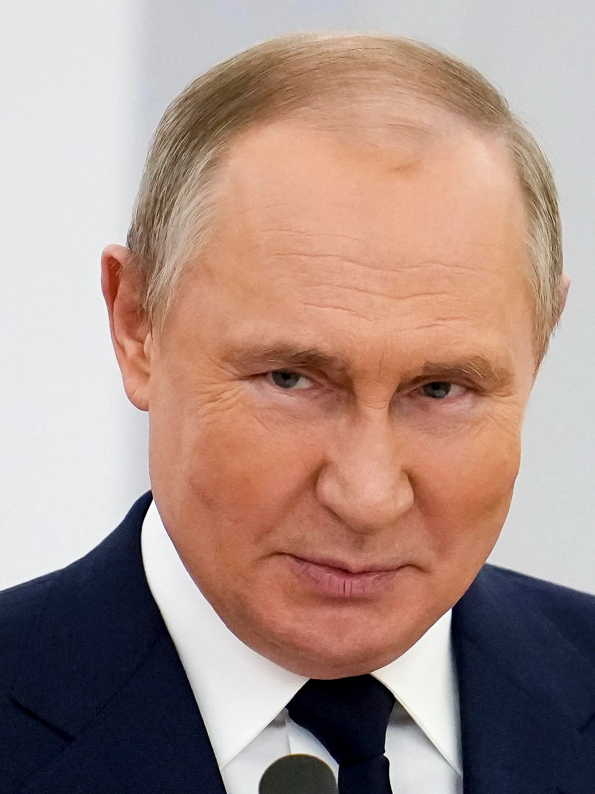 ARCHIV - 26.04.2022, Russland, Moskau: Wladimir Putin, Präsident von Russland, spricht während der Ehrung der Medaillengewinner der XXIV. Olympischen Winterspiele in Peking und der Mitglieder der russischen paralympischen Mannschaft durch das Russische Olympische Komitee im Kreml.  (zu dpa "100 Tage Krieg in der Ukraine: Wie sich die Welt verändert hat") Foto: Alexander Zemlianichenko/AP/dpa +++ dpa-Bildfunk +++