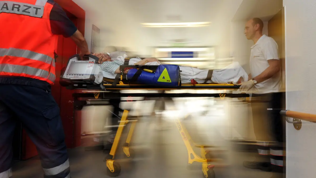 ARCHIV - Ein Notarzt und ein Rettungassistent liefern am 06.07.2009 einen Patienten in das Universitätsklinikum in Freiburg ein. Kliniken bestechen die niedergelassenen Ärzte nach Angaben der Bundesärztekammer bei bis zu 30 Prozent der Einweisungen von Patienten. Die Kliniken warfen den Ärzten hingegen vor, sich für Geldforderungen eigens zusammenzuschließen. Die Krankenkassen griffen am Mittwoch (02.09.2009) beide Seiten an und kritisierten deren gegenseitigen Schuldzuweisungen für die lange im Dunkeln gebliebenen Praktiken. Foto: Patrick Seeger dpa (zu dpa 4107 vom 02.09.2009) +++(c) dpa - Bildfunk+++