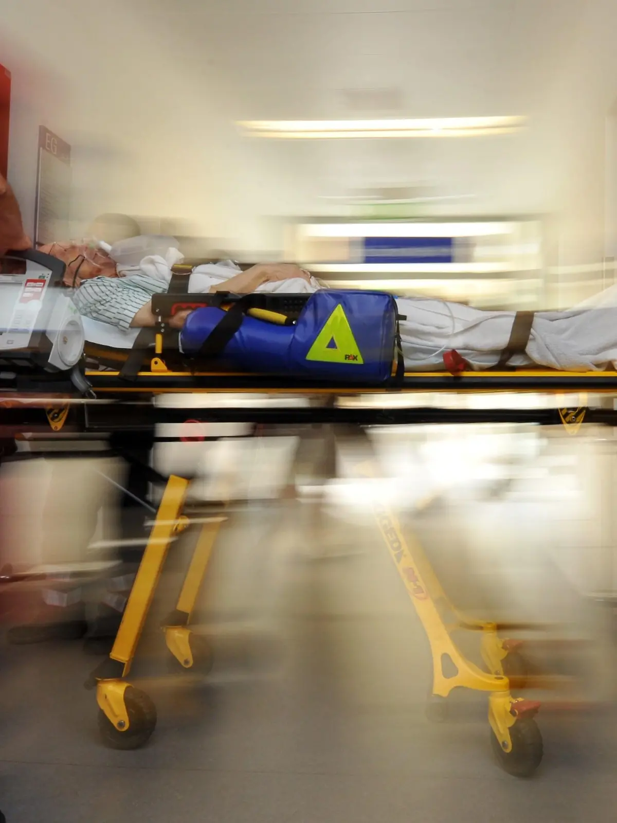 ARCHIV - Ein Notarzt und ein Rettungassistent liefern am 06.07.2009 einen Patienten in das Universitätsklinikum in Freiburg ein. Kliniken bestechen die niedergelassenen Ärzte nach Angaben der Bundesärztekammer bei bis zu 30 Prozent der Einweisungen von Patienten. Die Kliniken warfen den Ärzten hingegen vor, sich für Geldforderungen eigens zusammenzuschließen. Die Krankenkassen griffen am Mittwoch (02.09.2009) beide Seiten an und kritisierten deren gegenseitigen Schuldzuweisungen für die lange im Dunkeln gebliebenen Praktiken. Foto: Patrick Seeger dpa (zu dpa 4107 vom 02.09.2009) +++(c) dpa - Bildfunk+++