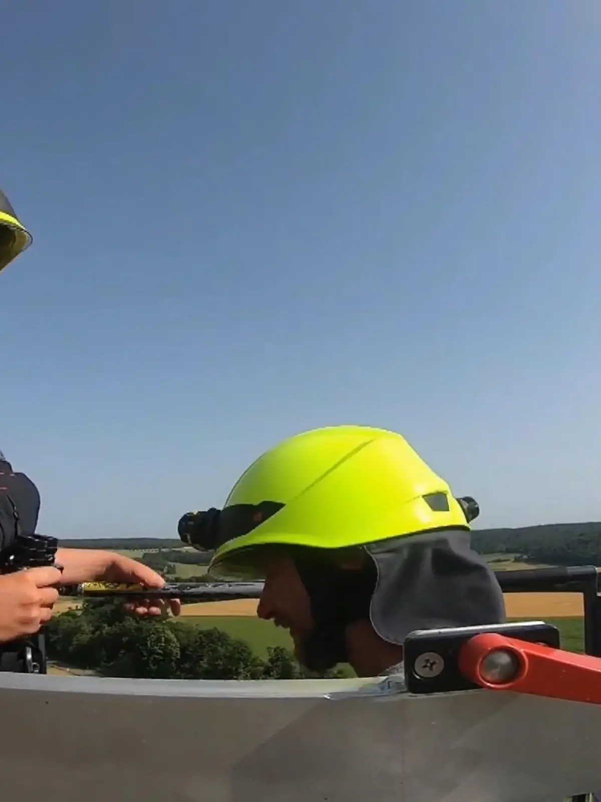 Als Feuerwehrfrau Gerdi Bahmann zusammen mit ihrem Partner und Kollegen Andreas in Bayern ausrückt, rechnet sie mit einer Waldbrandübung. Was sie nicht ahnt: Ihr Freund will ihr einen Heiratsantrag machen. Und dafür hat er sich etwas ganz Besonderes ausgedacht.
