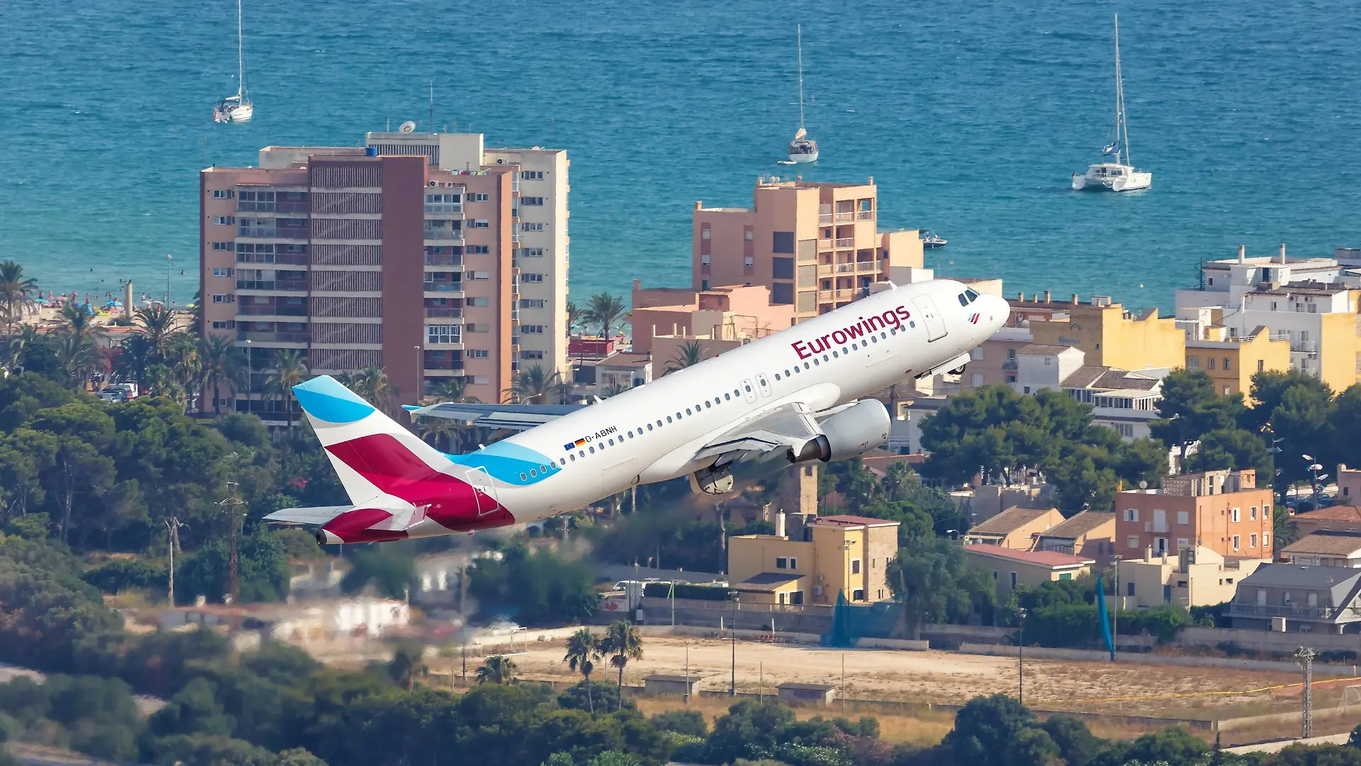 Eurowings Airbus A320 Flugzeug Flughafen Palma de Mallorca Luftbild Palma de Mallorca, Spanien - 21. Juli 2018: Ein Airbus A320 der Eurowings mit dem Kennzeichen D-ABNH startet vom Flughafen Palma de Mallorca (PMI) in Spanien. *** Eurowings Airbus A320 Plane Palma de Mallorca Airport Palma de Mallorca Spain 21 July 2018 An Eurowings Airbus A320 with the registration number D ABNH departs from the Palma de Mallorca PMI airport in Spain  