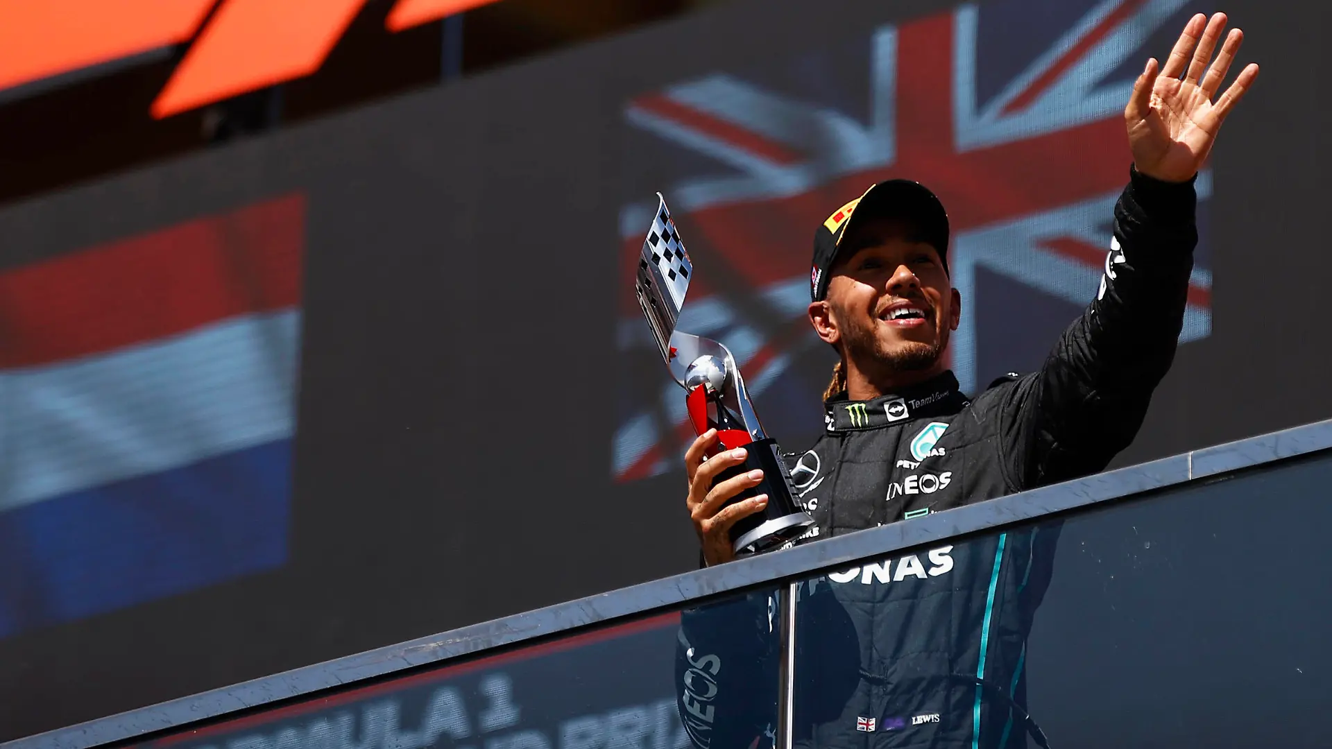 Formula 1 2022: Canadian GP CIRCUIT GILLES-VILLENEUVE, CANADA - JUNE 19: Sir Lewis Hamilton, Mercedes-AMG, 3rd position, on the podium with his trophy during the Canadian GP at Circuit Gilles-Villeneuve on Sunday June 19, 2022 in Montreal, Canada. Photo by Andy Hone / LAT Images Images PUBLICATIONxINxGERxSUIxAUTxHUNxONLY GP2209_145527_ONY8108