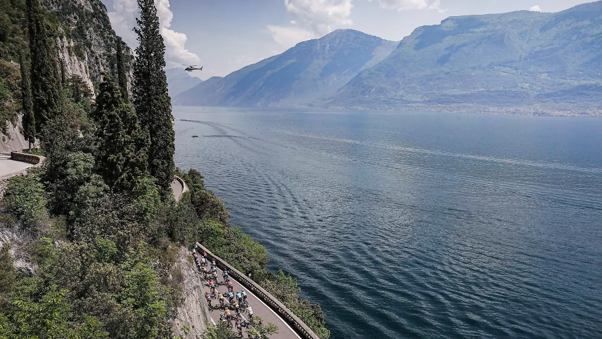 23.05.2023, Italien, Sabbio Chiese: Radfahrer bei Radrennen bei der 16. Etappe des Giro d'Italia 2023 von Sabbio Chiese nach Monte Bondone. Nach einer monatelangen Trockenperiode in Norditalien regnete es in den vergangenen Wochen häufig und teils sehr intensiv. (zu dpa "Erst Dürre, nun Hochwasser - Blick nach Italien vor Pfingstfeiertagen") Foto: Marco Alpozzi/LaPresse via ZUMA Press/dpa +++ dpa-Bildfunk +++