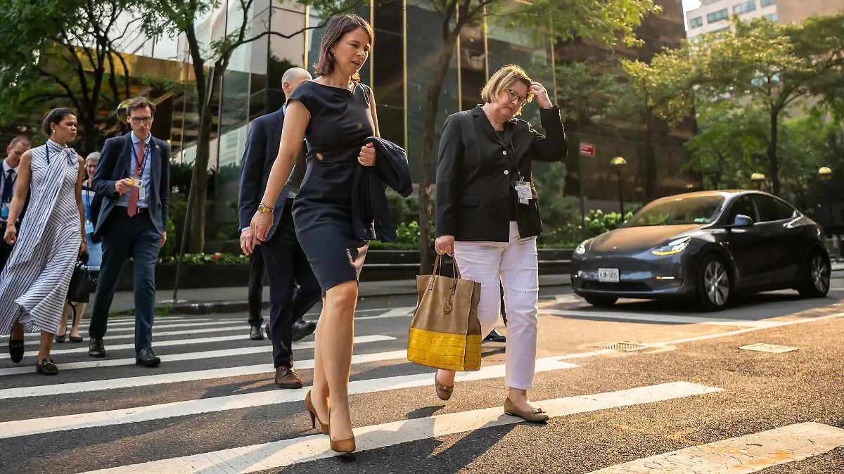 17.07.2023, USA, New York: Annalena Baerbock (Bündnis 90/Die Grünen, M), Außenministerin, geht nach der Sitzung des UN-Sicherheitsrats zur Ukraine neben Antje Leendertse (r), deutsche Botschafterin bei den Vereinten Nationen (UN). Foto: Michael Kappeler/dpa +++ dpa-Bildfunk +++
