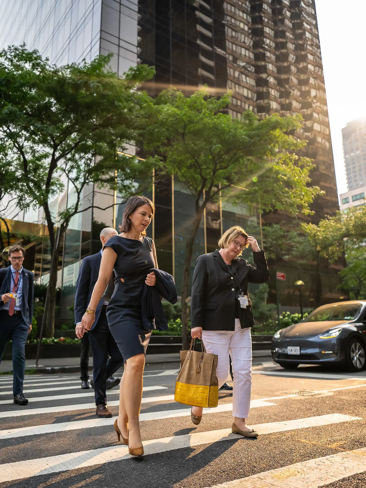 17.07.2023, USA, New York: Annalena Baerbock (Bündnis 90/Die Grünen, M), Außenministerin, geht nach der Sitzung des UN-Sicherheitsrats zur Ukraine neben Antje Leendertse (r), deutsche Botschafterin bei den Vereinten Nationen (UN). Foto: Michael Kappeler/dpa +++ dpa-Bildfunk +++