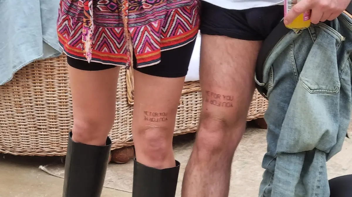 Nadine und Joshua zeigen ihre neuen Tattoos.