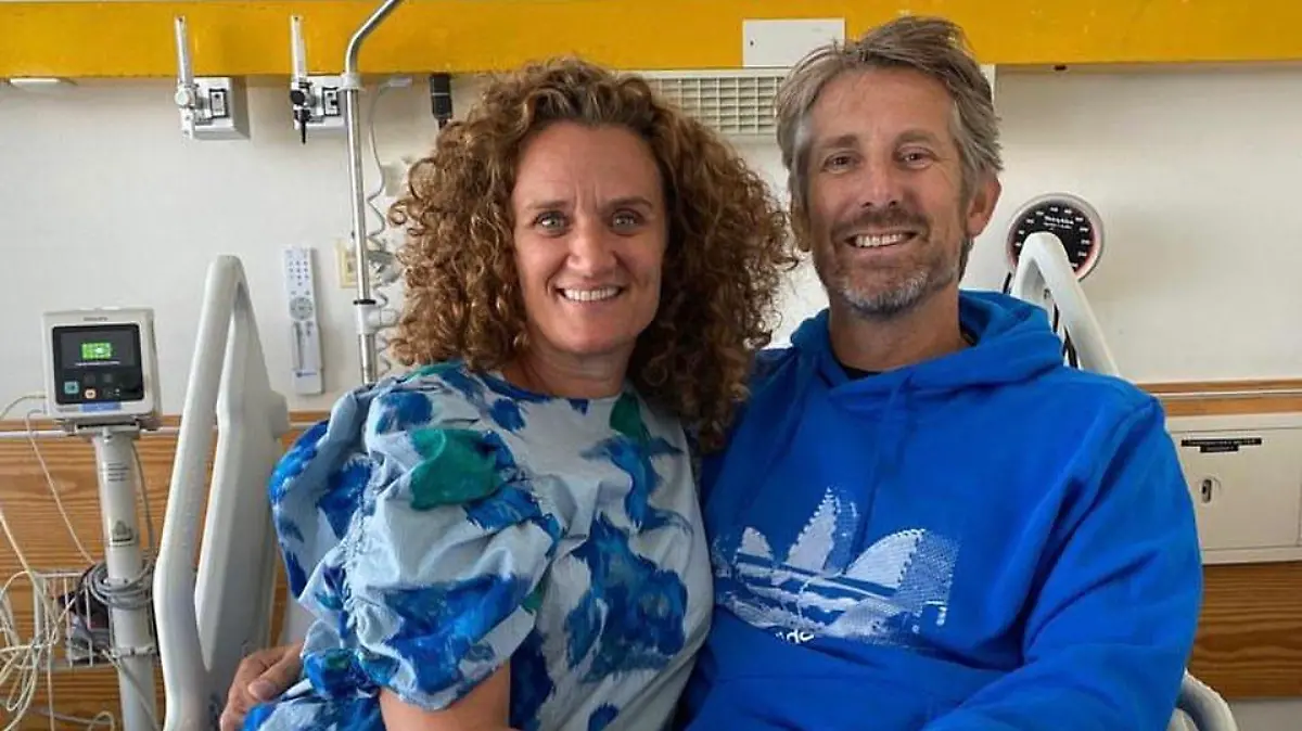 Edwin van der Sar hält seine Frau Annemarie im Arm.