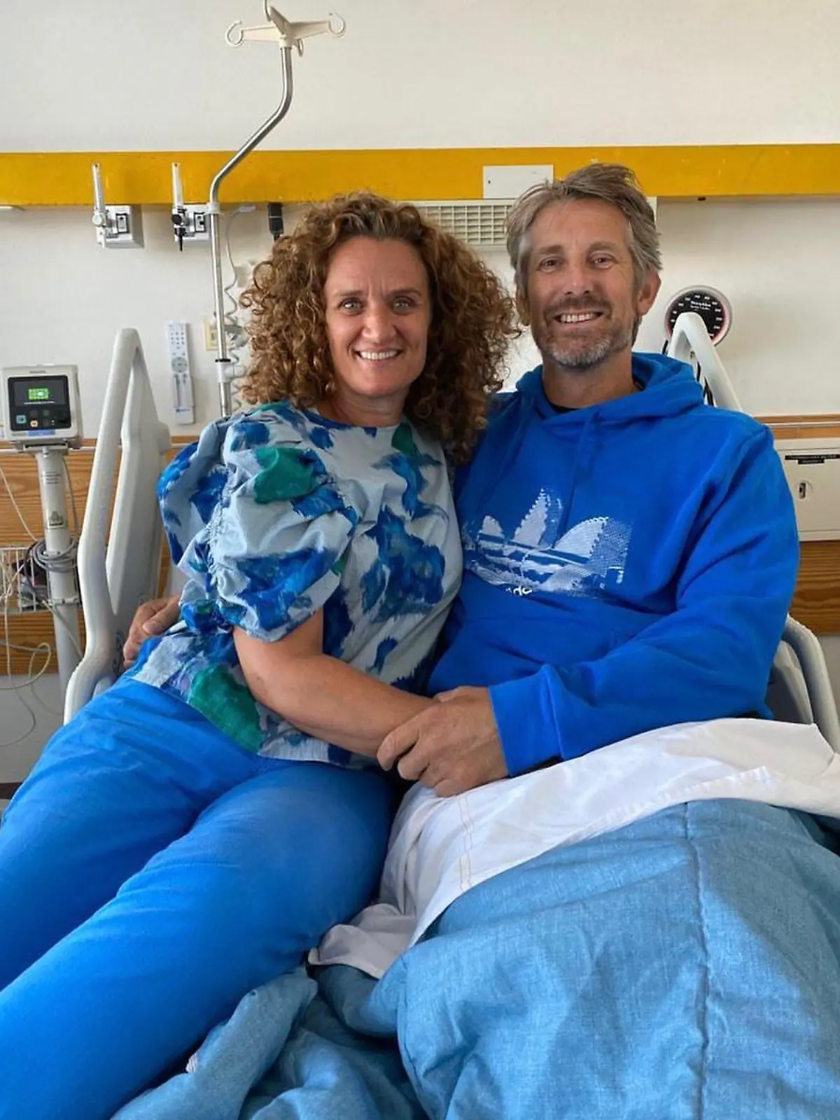 Edwin van der Sar hält seine Frau Annemarie im Arm.