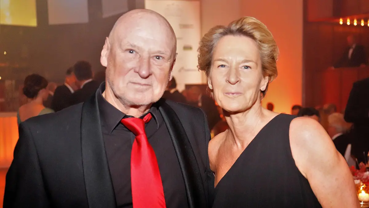 05.11.2022 Frankfurt am Main, Alte Oper 40. Deutschen SportpresseBall - Ballgäste Bundestrainerin Martina Voss-Tecklenburg mit Ehemann Hermann Tecklenburg emspor, *** 05 11 2022 Frankfurt am Main, Alte Oper 40 Deutsche SportpresseBall Ball guests Federal coach Martina Voss Tecklenburg with husband Hermann Tecklenburg emspor, 