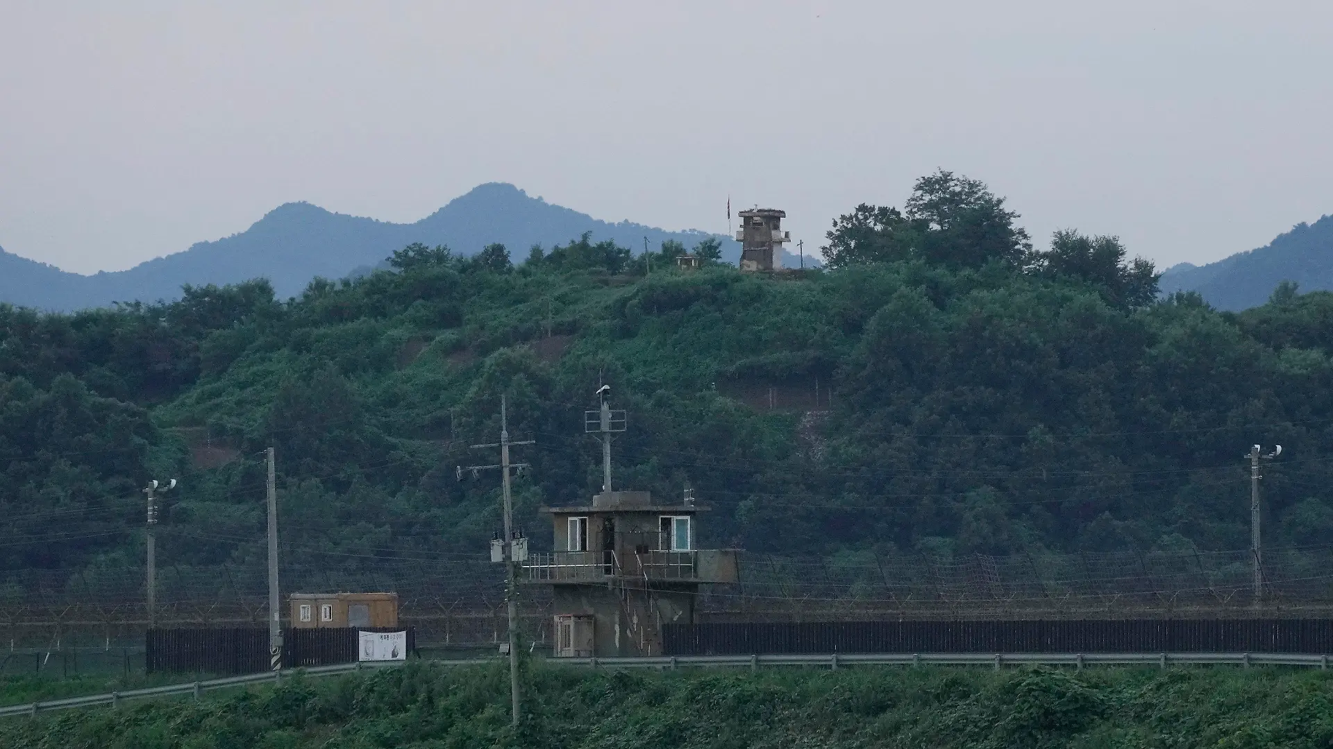 18.07.2023, Südkorea, Paju: Ein nordkoreanischer Wachposten (hinten) und ein südkoreanischer Wachposten (vorne) in der Nähe der Grenze zu Nordkorea. Ein US-Amerikaner hat ohne Erlaubnis die innerkoreanische Grenze von Süd- nach Nordkorea überquert und ist daraufhin festgenommen worden. Foto: Ahn Young-joon/AP/dpa +++ dpa-Bildfunk +++