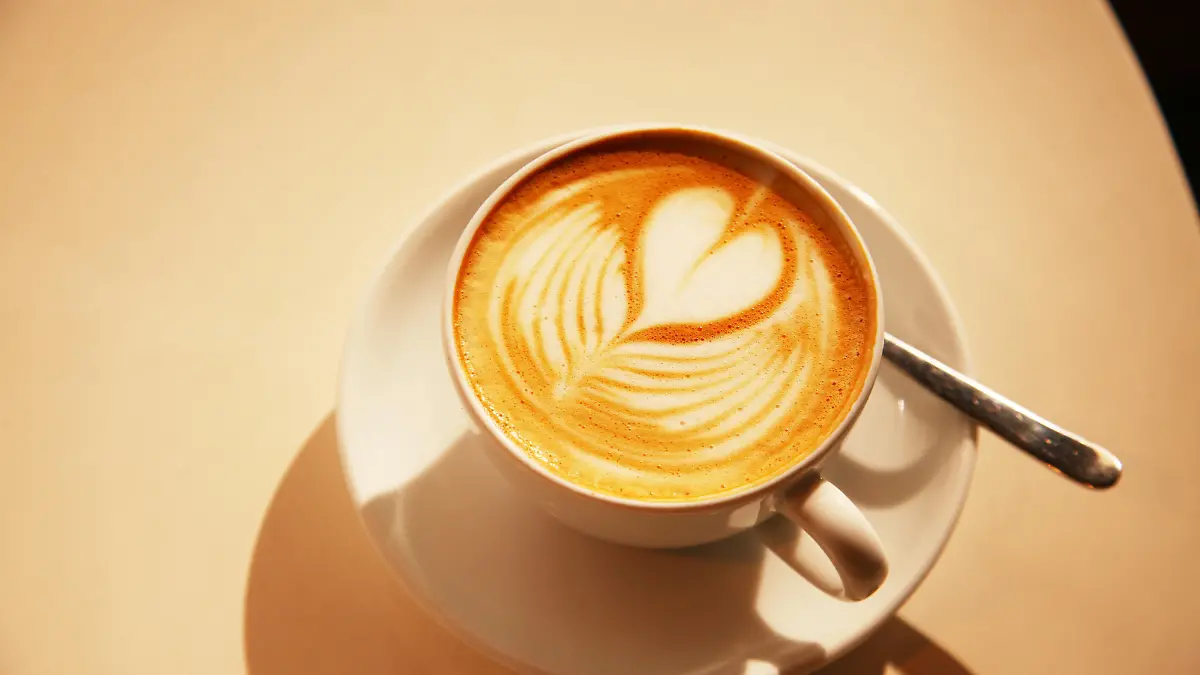 Ein Herz ist im Milchschaum auf einem Caffe Latte zu sehen, in einem Cafe in Berlin, aufgenommen am 30.04.2014. Foto: Wolfram Steinberg/dpa