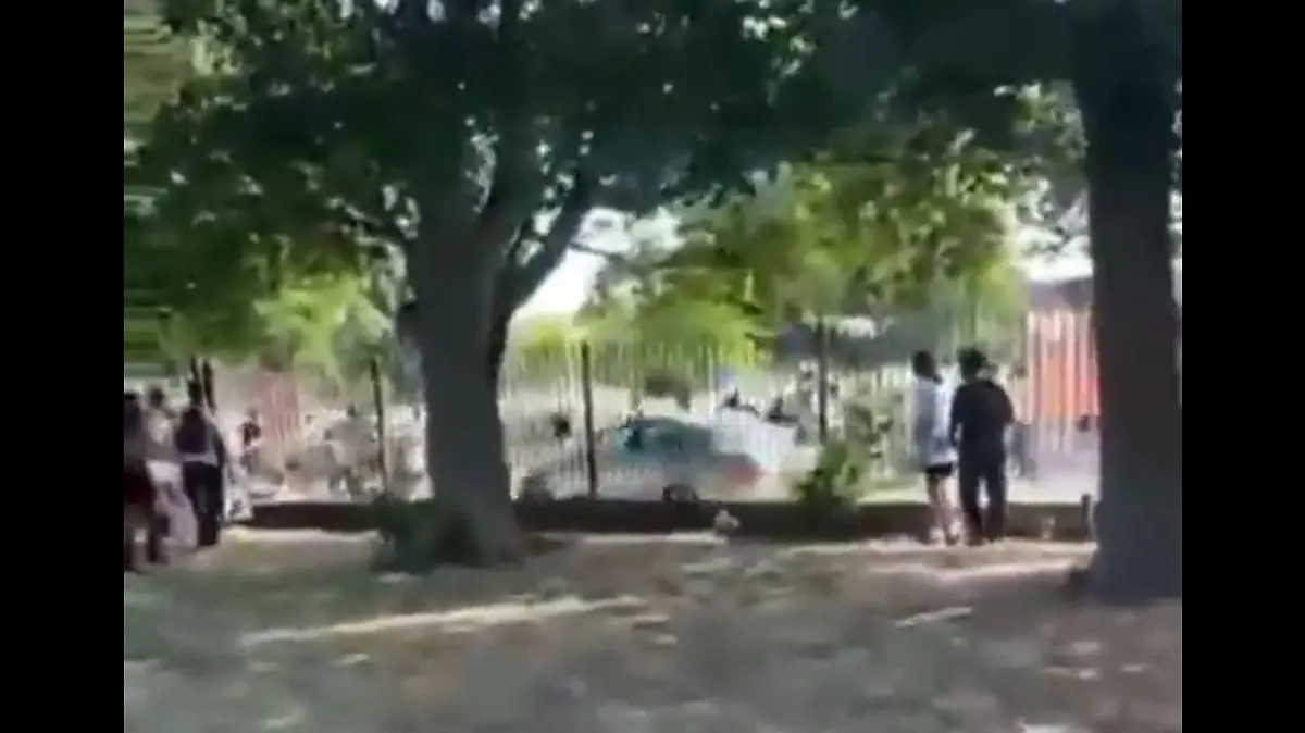 In einem Park in London raste ein Mann auf eine Schülergruppe zu.