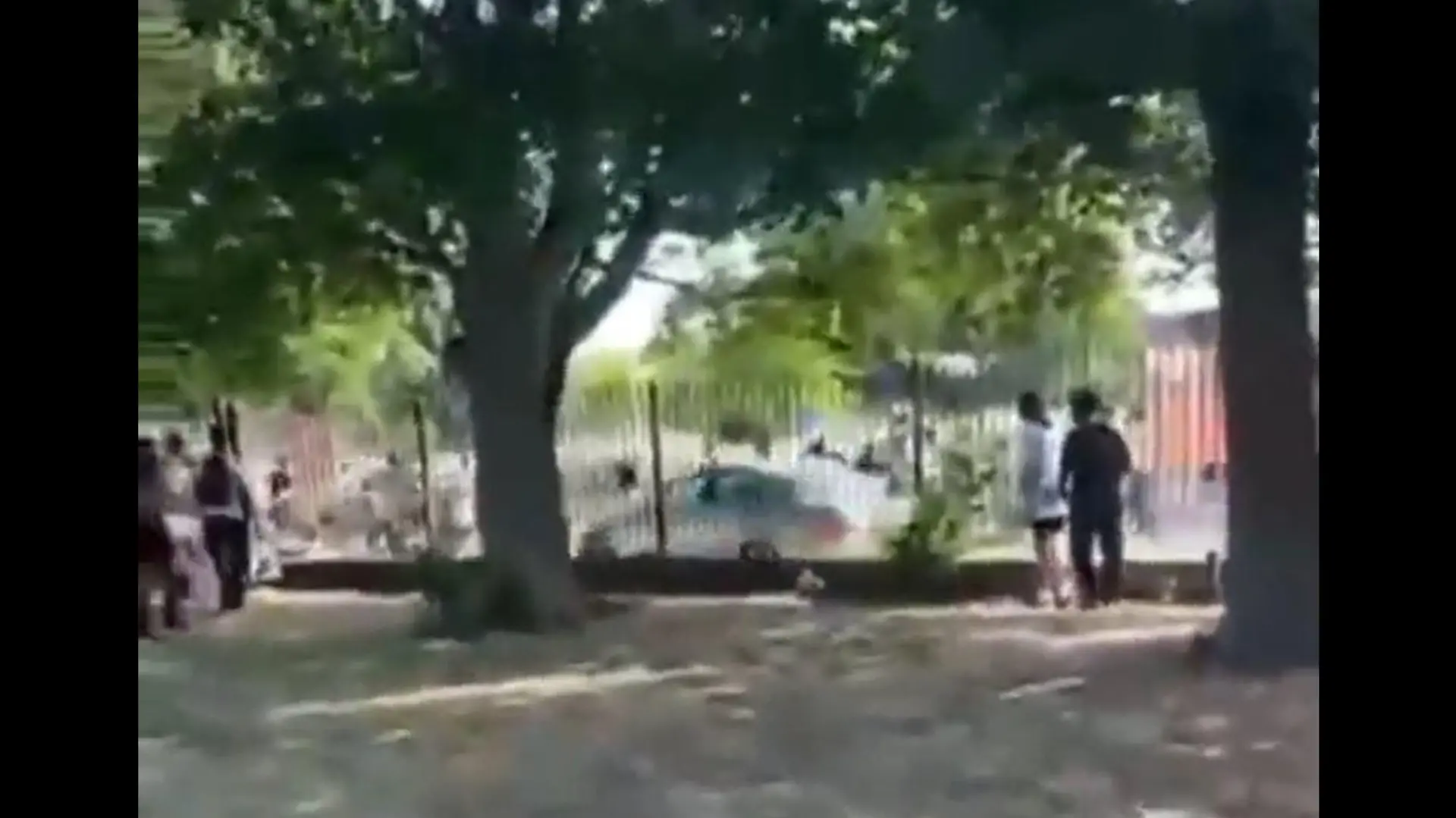 In einem Park in London raste ein Mann auf eine Schülergruppe zu.