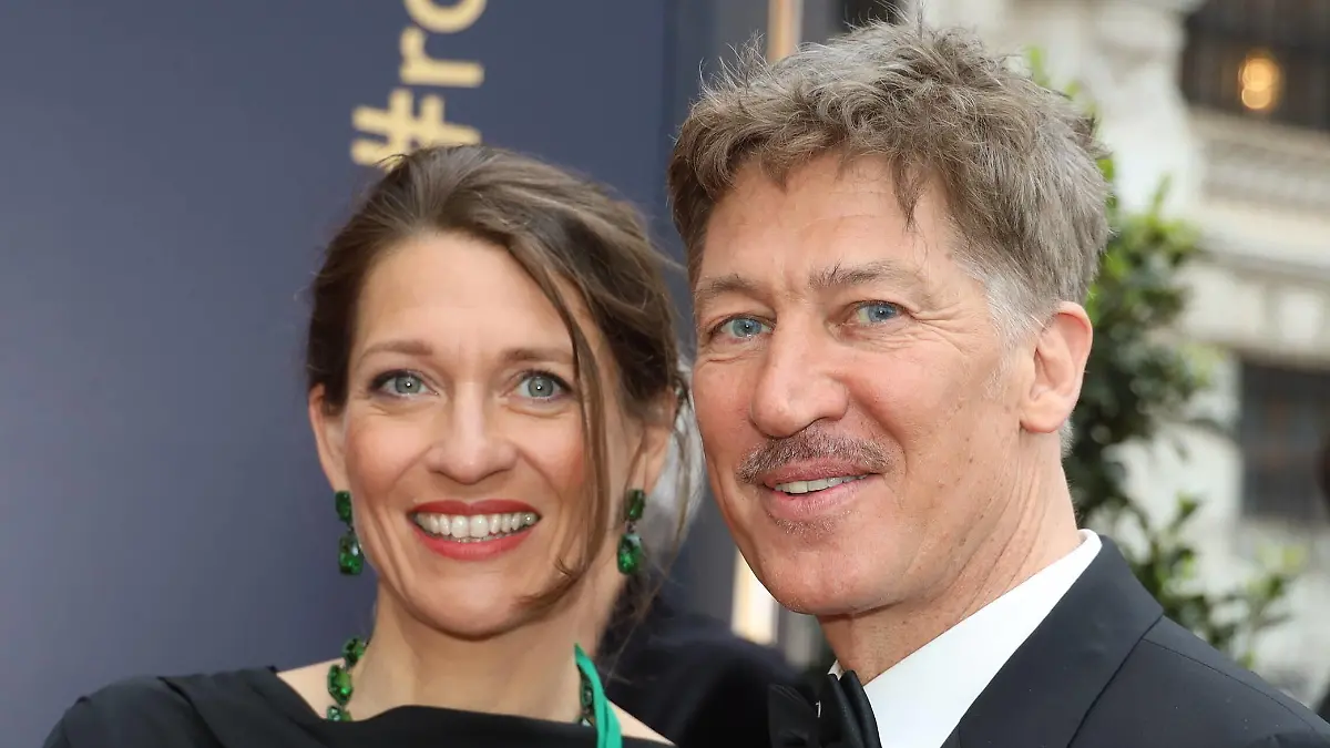 Romy Gala 2022 Wien, 23. 04. 2022 Tobias MORETTI mit Frau Julia *** Romy Gala 2022 Vienna, 23 04 2022 Tobias MORETTI with wife Julia
