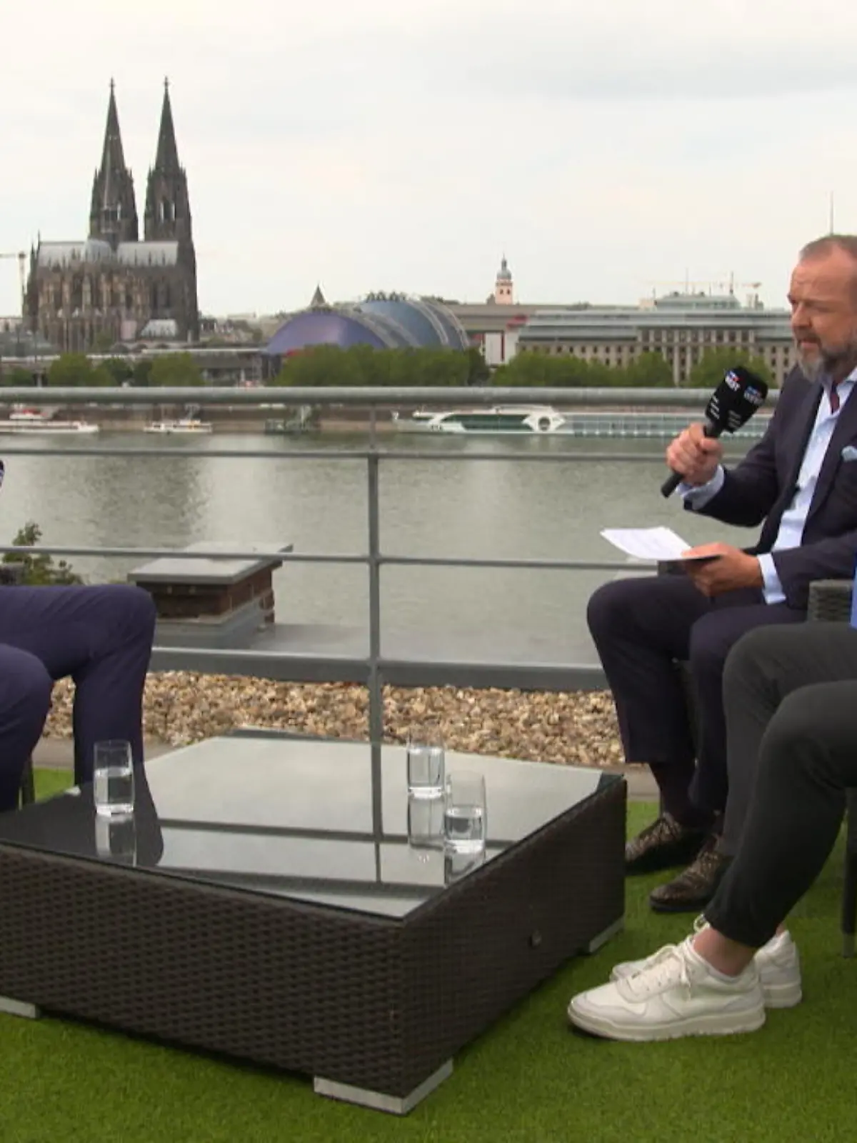 Er wollte mal Oberbürgermeister von Köln werden. Daraus wurde nichts. Jetzt führt er die SPD-Fraktion im Landtag: Jochen Ott. Er ist Politiker durch und durch. Doch die Sozialdemokraten in NRW schwächeln. Wie soll sich das ändern? Wohin geht die Reise? Das und mehr ist Thema in unserem zweiten Sommerplausch.