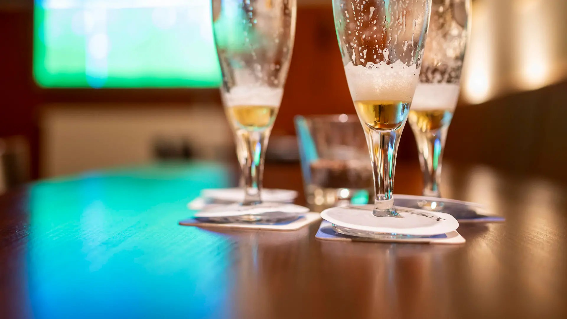 Lockdown in der Gastronomie Wirtschaft: Gastronomie, Corona: Leere Biergläser stehen auf einem Tisch in einer leeren Kneipe. Im Hintergrund läuft auf einer Videoleinwand ein Fußballspiel. Aufgrund der steigenden Infektionszahlen mit dem Corona-Virus befürchten die Gastwirte einen zweiter Lockdown in Deutschland. Rietberg Nordrhein-Westfalen Deutschland *** Lockdown in the gastronomy industry Gastronomy, Corona Empty beer glasses standing on a table in an empty pub A football match is being played on a video screen in the background Due to the increasing number of infections with the Corona virus, innkeepers fear a second lockdown in Germany Rietberg North Rhine-Westphalia Germany Copyright: xInderlied/Kirchner-Mediax