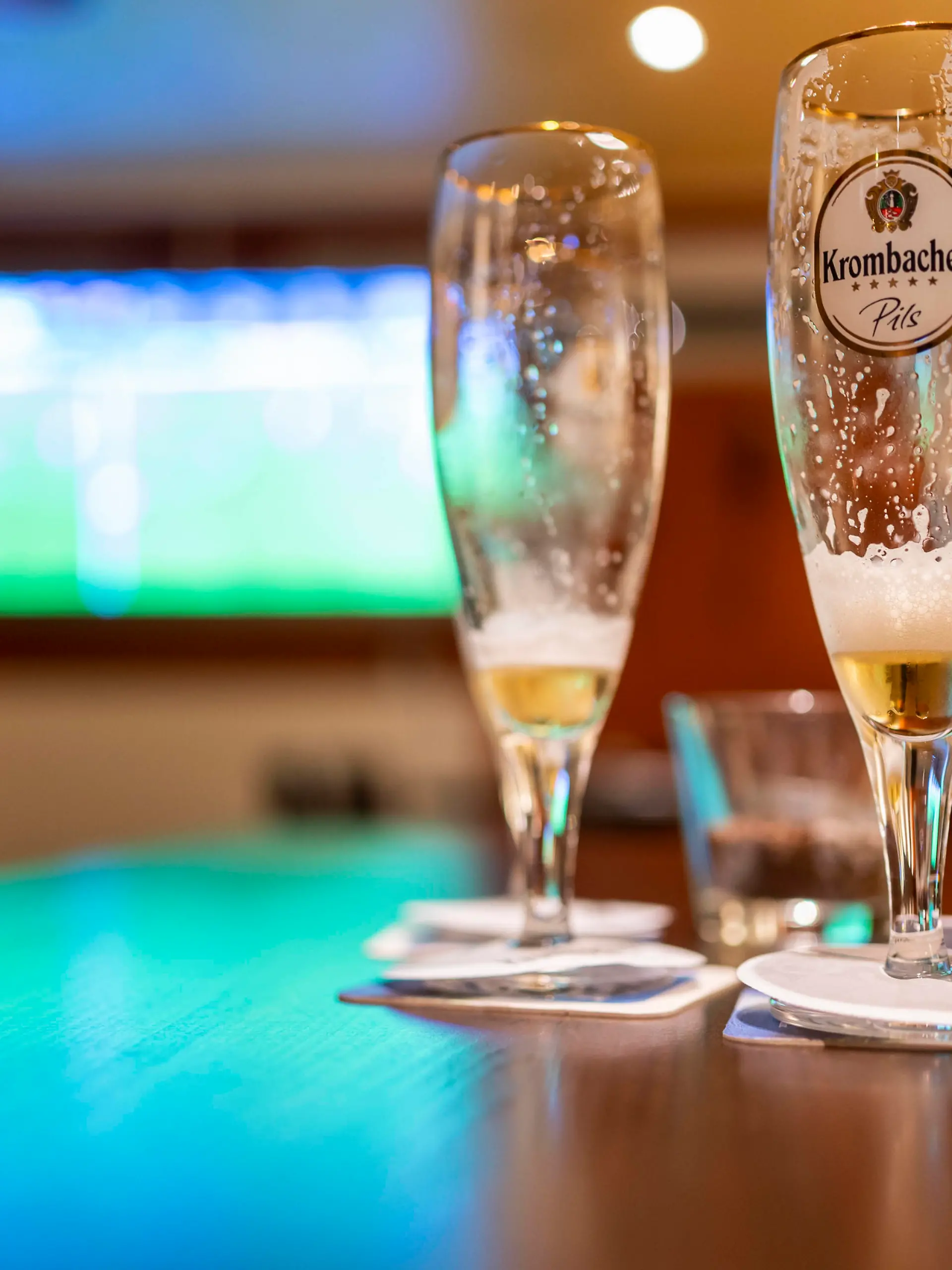  Lockdown in der Gastronomie Wirtschaft: Gastronomie, Corona: Leere Biergläser stehen auf einem Tisch in einer leeren Kneipe. Im Hintergrund läuft auf einer Videoleinwand ein Fußballspiel. Aufgrund der steigenden Infektionszahlen mit dem Corona-Virus befürchten die Gastwirte einen zweiter Lockdown in Deutschland. Rietberg Nordrhein-Westfalen Deutschland *** Lockdown in the gastronomy industry Gastronomy, Corona Empty beer glasses standing on a table in an empty pub A football match is being played on a video screen in the background Due to the increasing number of infections with the Corona virus, innkeepers fear a second lockdown in Germany Rietberg North Rhine-Westphalia Germany Copyright: xInderlied/Kirchner-Mediax
