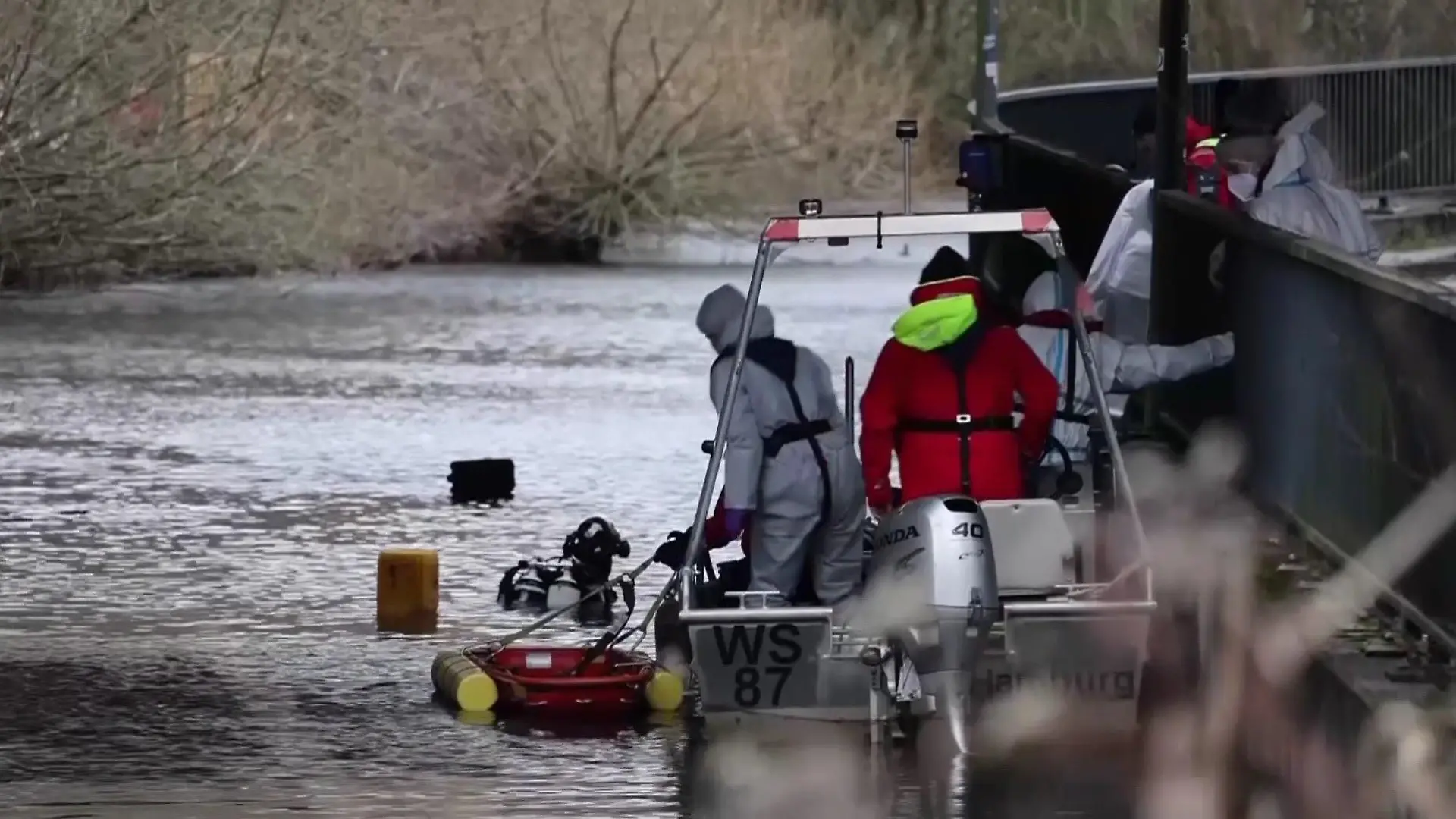 Die Taucher der Polizei suchen den Ernst-August-Kanal nach weiteren Tüten mit Leichenteilen ab.