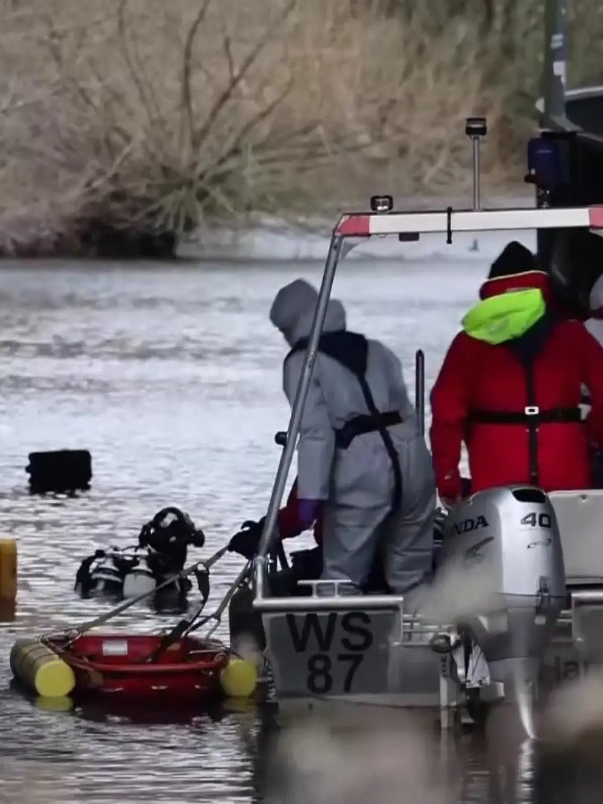 Die Taucher der Polizei suchen den Ernst-August-Kanal nach weiteren Tüten mit Leichenteilen ab.