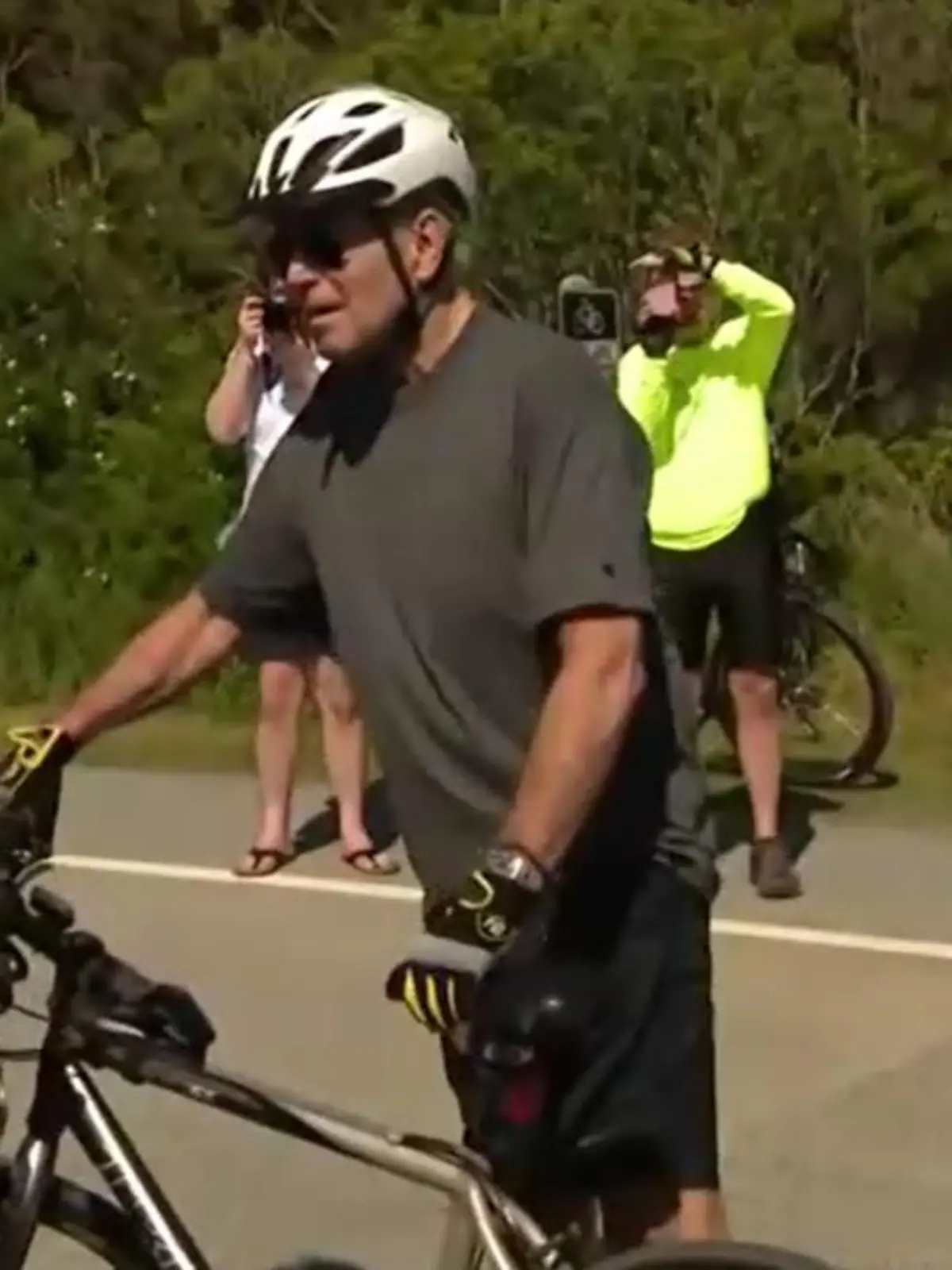 Joe Biden stürzte mit seinem Fahrrad.
