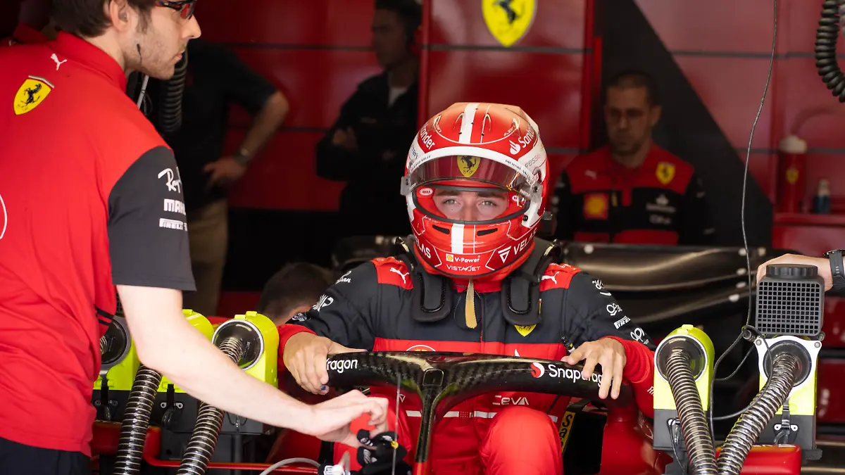  June 17, 2022, Montreal, PQ, Canada: Ferrari driver Charles Leclerc of Monaco slips into his car during the second practice session at the Canadian Grand Prix Friday, June 17, 2022 in Montreal. Canada News - June 17, 2022 PUBLICATIONxINxGERxSUIxAUTxONLY - ZUMAc35_ 20220617_zaf_c35_103 Copyright: xPaulxChiassonx
