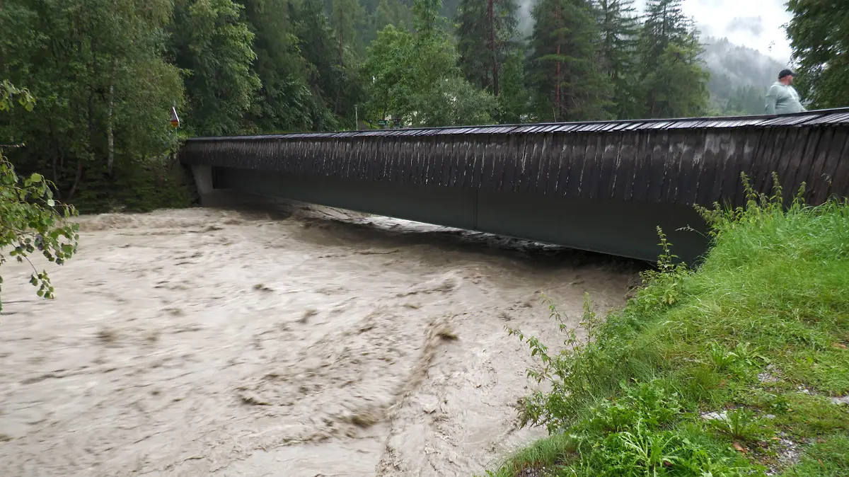 Heftige Unwetter, Starkregen und Sturzfluten ziehen seit den Morgenstunden über weite Teile Tirols. Besonders dramatisch ist die Situation im Ötztal. Die Ötztaler Ache führt hier ein 100-jähriges Hochwasser. Ab Oetz ist das Ötztal in Richtung Sölden von der Außenwelt abgeschnitten. Außer Rettungsorganisationen darf keiner mehr das Tal betreten. Die Feuerwehren sind im Dauereinsatz. Laut Angaben eines eigenen Reporters, welcher sich aktuell in Huben befindet, gibt es kein fließendes Wasser mehr. Der Gondelbetrieb wurde eingestellt. Zahlreiche Urlauber sitzen aktuell in den Hotels fest. *** Heavy storms, heavy rain and flash floods have been moving over large parts of Tyrol since the morning hours Particularly dramatic is the situation in