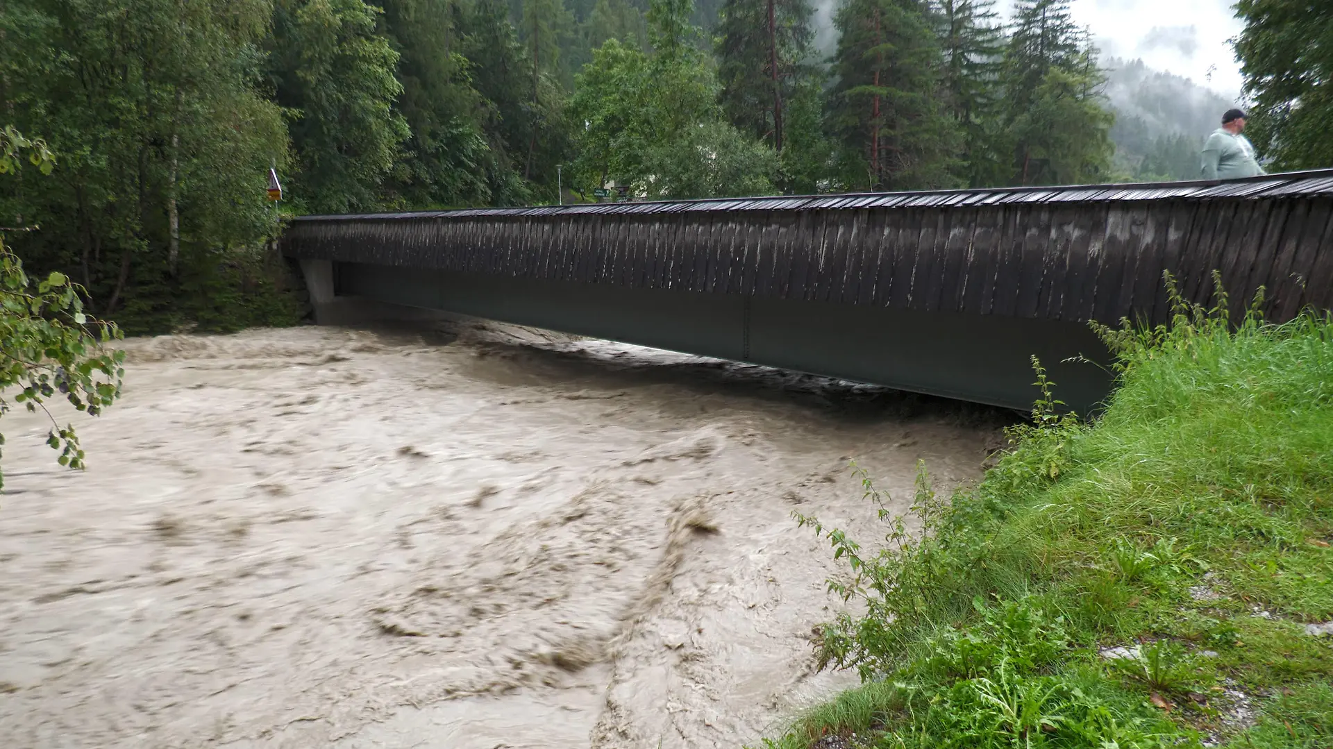 Heftige Unwetter, Starkregen und Sturzfluten ziehen seit den Morgenstunden über weite Teile Tirols. Besonders dramatisch ist die Situation im Ötztal. Die Ötztaler Ache führt hier ein 100-jähriges Hochwasser. Ab Oetz ist das Ötztal in Richtung Sölden von der Außenwelt abgeschnitten. Außer Rettungsorganisationen darf keiner mehr das Tal betreten. Die Feuerwehren sind im Dauereinsatz. Laut Angaben eines eigenen Reporters, welcher sich aktuell in Huben befindet, gibt es kein fließendes Wasser mehr. Der Gondelbetrieb wurde eingestellt. Zahlreiche Urlauber sitzen aktuell in den Hotels fest. *** Heavy storms, heavy rain and flash floods have been moving over large parts of Tyrol since the morning hours Particularly dramatic is the situation in