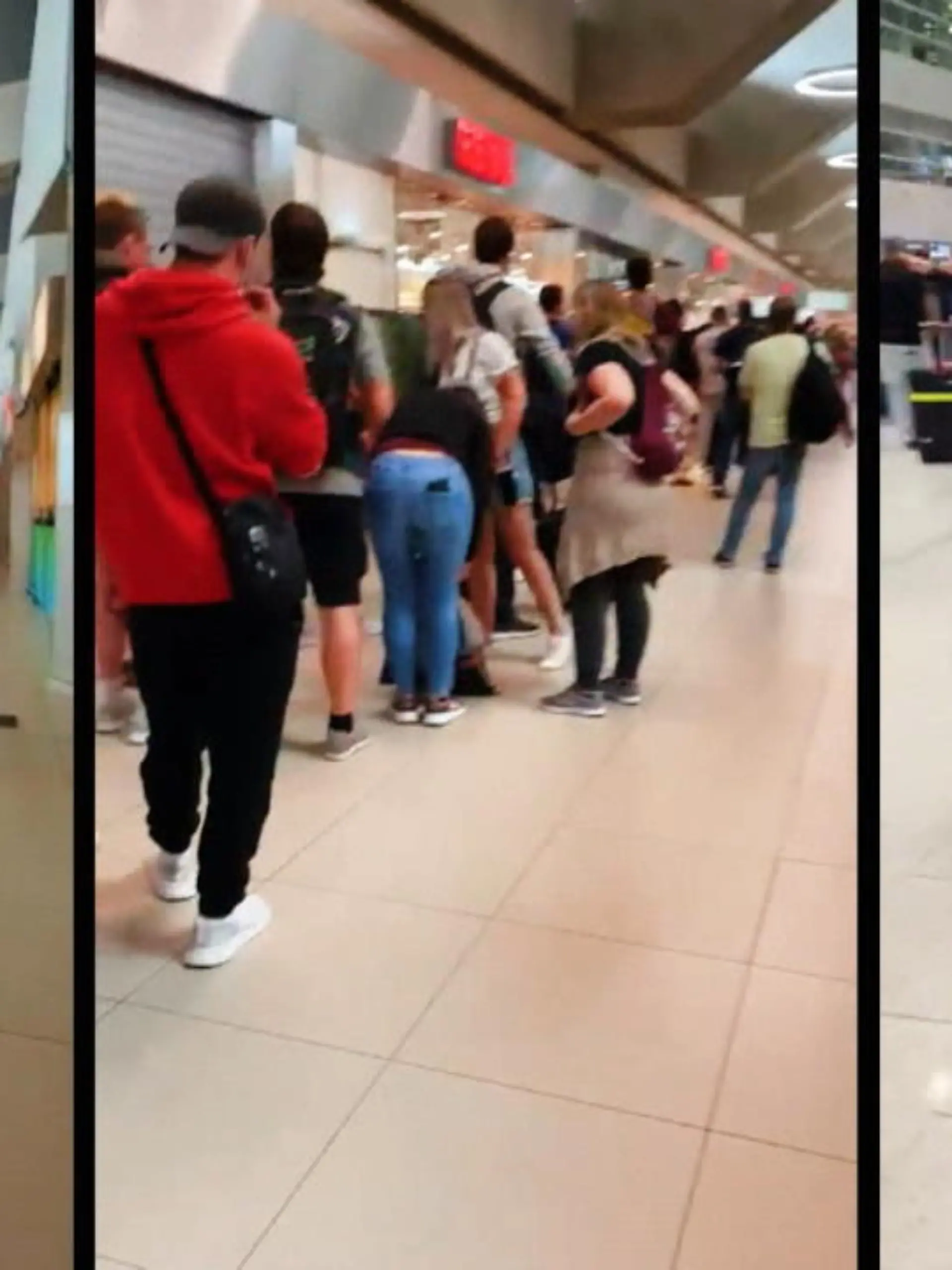 Es herrscht Chaos an den Flughäfen. Ewig lange Schlangen am Check-in, Flugverspätungen und -ausfälle, nur spärliche Informationen für die Reisenden. Und diejenigen, die verantwortlich dafür sind, reden sich raus. „Life“-Reporter haben sich als Mitarbeiter am Check-in und bei der Gepäckabfertigung beworben. Was sie bei ihren Bewerbungsgesprächen erlebt haben ist erschütternd – und offenbart, warum kaum jemand bereit ist, die unbesetzten Stellen an den Flughäfen anzunehmen. Kriegen die Verantwortlichen die Lage bis zu den Sommerferien in den Griff? Im Video zeigen wir, was Sie tun können, um garantiert ohne Warteschlangen-Chaos in den Urlaub zu kommen.