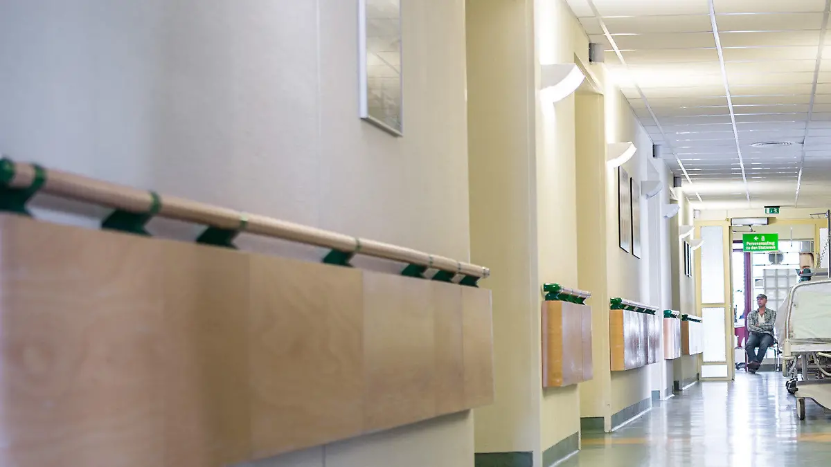 ARCHIV - Eine Ärztin kommt am 18.07.2016 aus einem Stationszimmer im Krankenhaus Waldfriede in Berlin. Foto: Wolfram Kastl/dpa (zu dpa "Kassenärzte: Krankenhausreform löst Strukturprobleme nicht" vom 24.07.2016) +++(c) dpa - Bildfunk+++